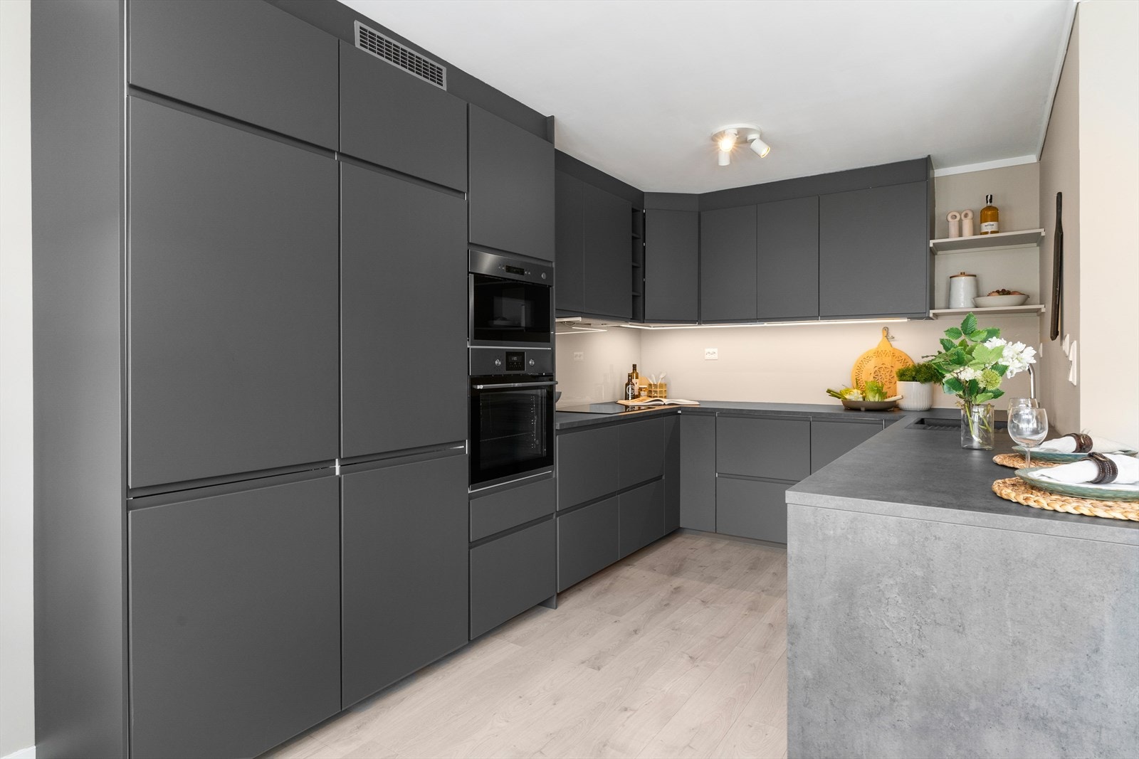 Godt med skap- og benkeplass. Galleribilde