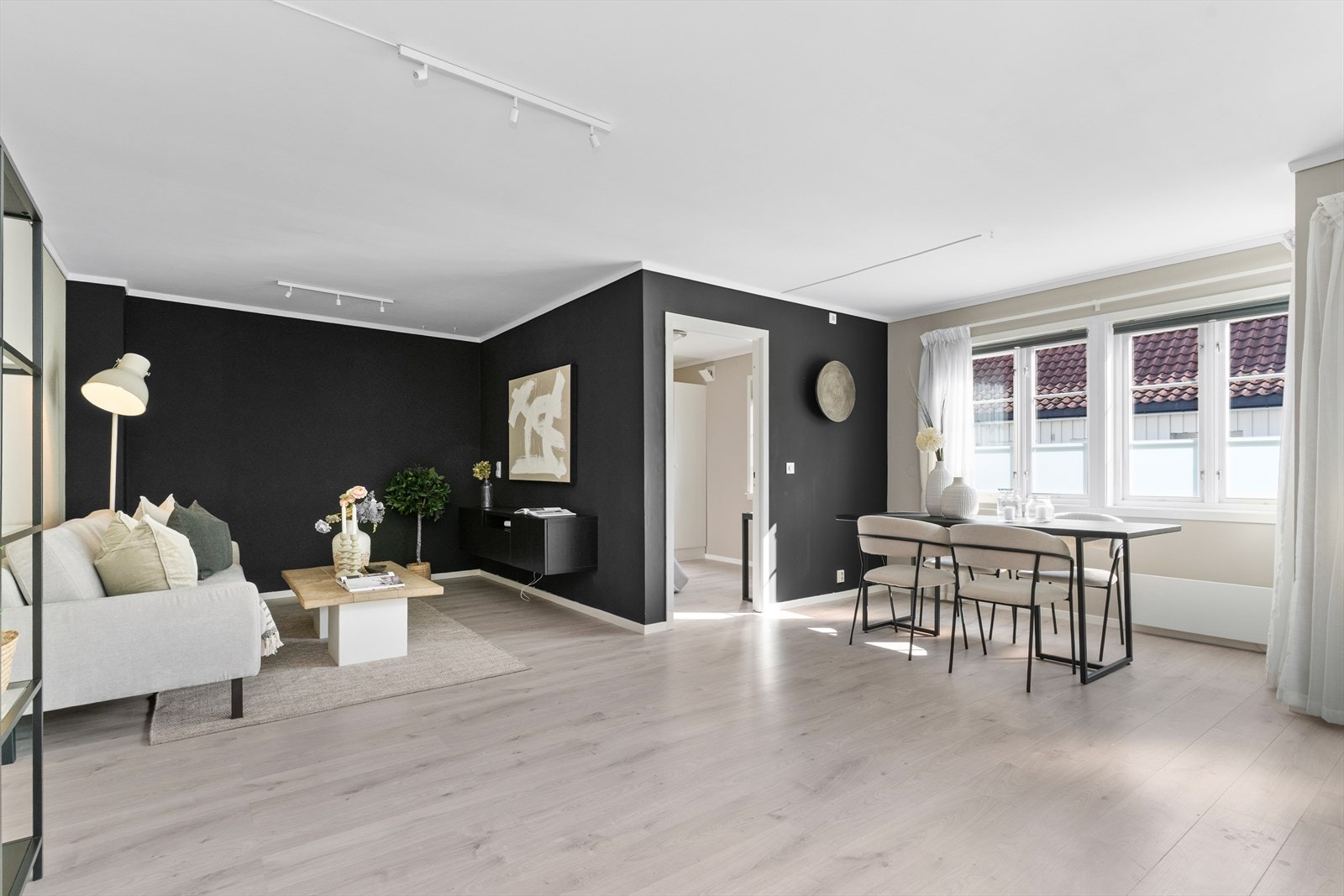 God plass til spisestue med nærhet til kjøkkenet. Lyst og trivelig. Galleribilde