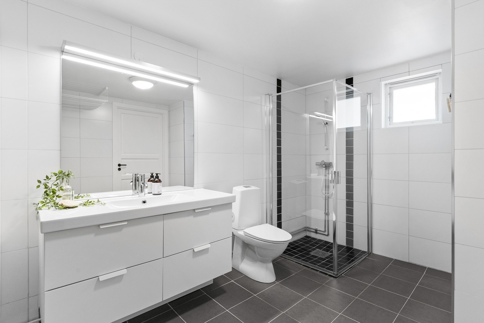 Toalett og dusjhjørne. Galleribilde