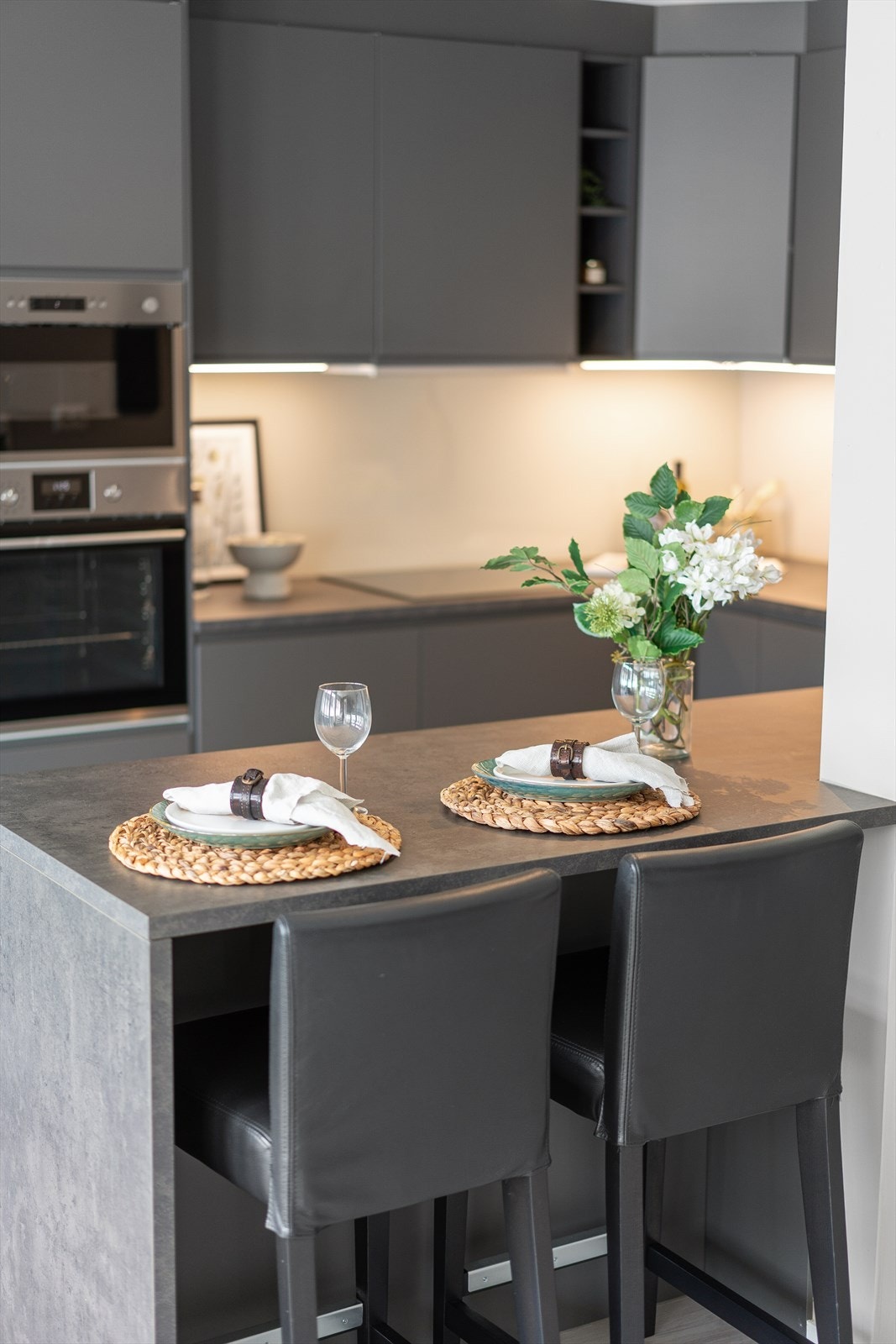 Øyløsning med plass til barstoler. Galleribilde