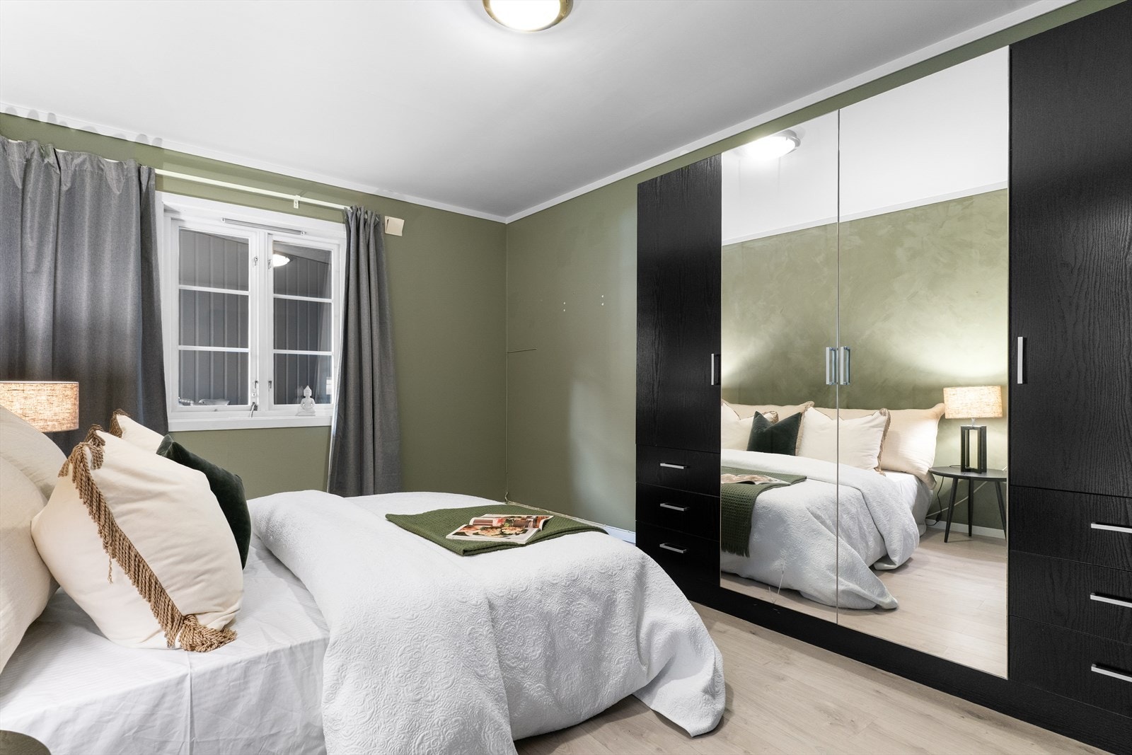 Vinduer vender inn mot rolig bakgård. Galleribilde