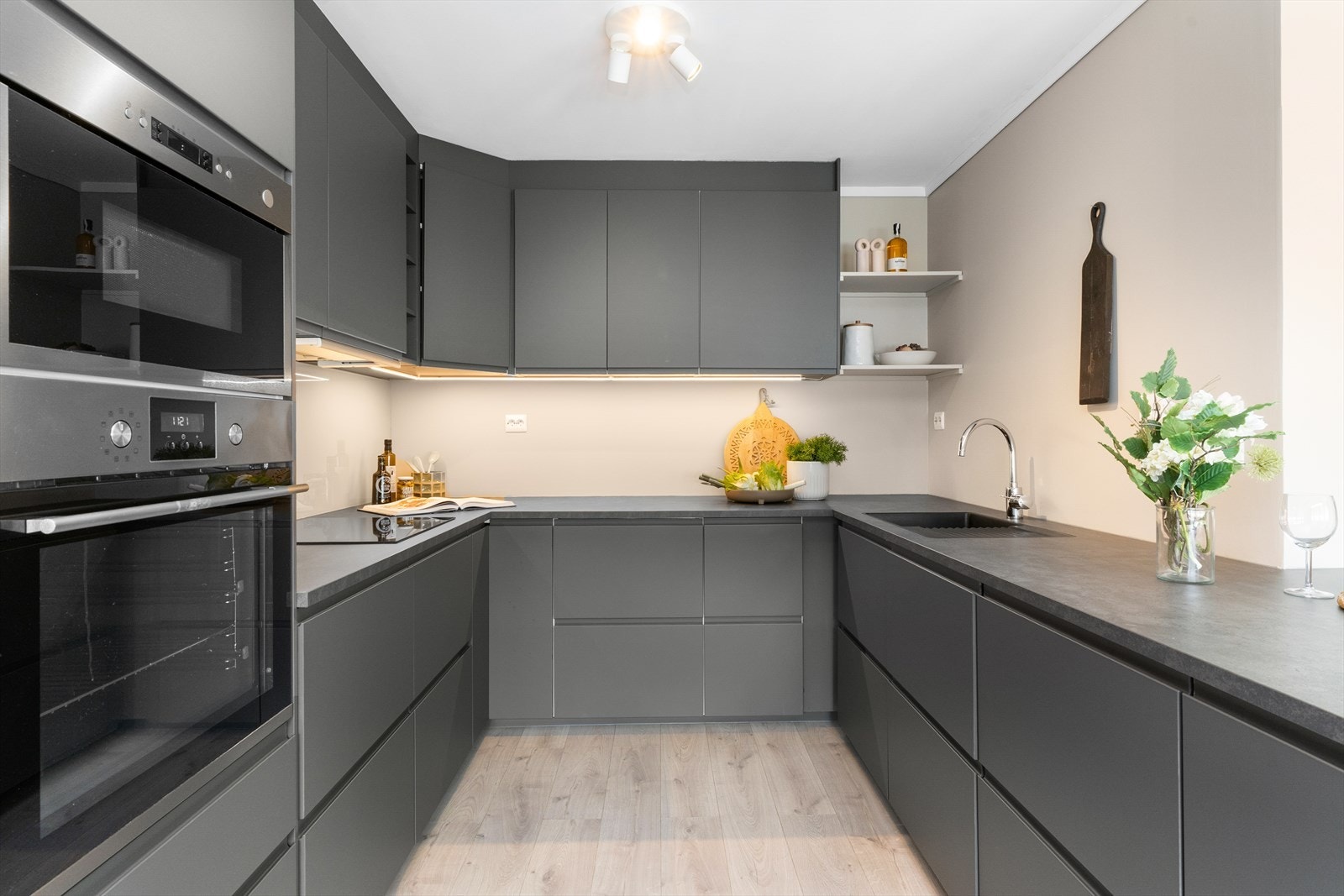 Nyere og pent kjøkken med integrerte hvitevarer. Galleribilde