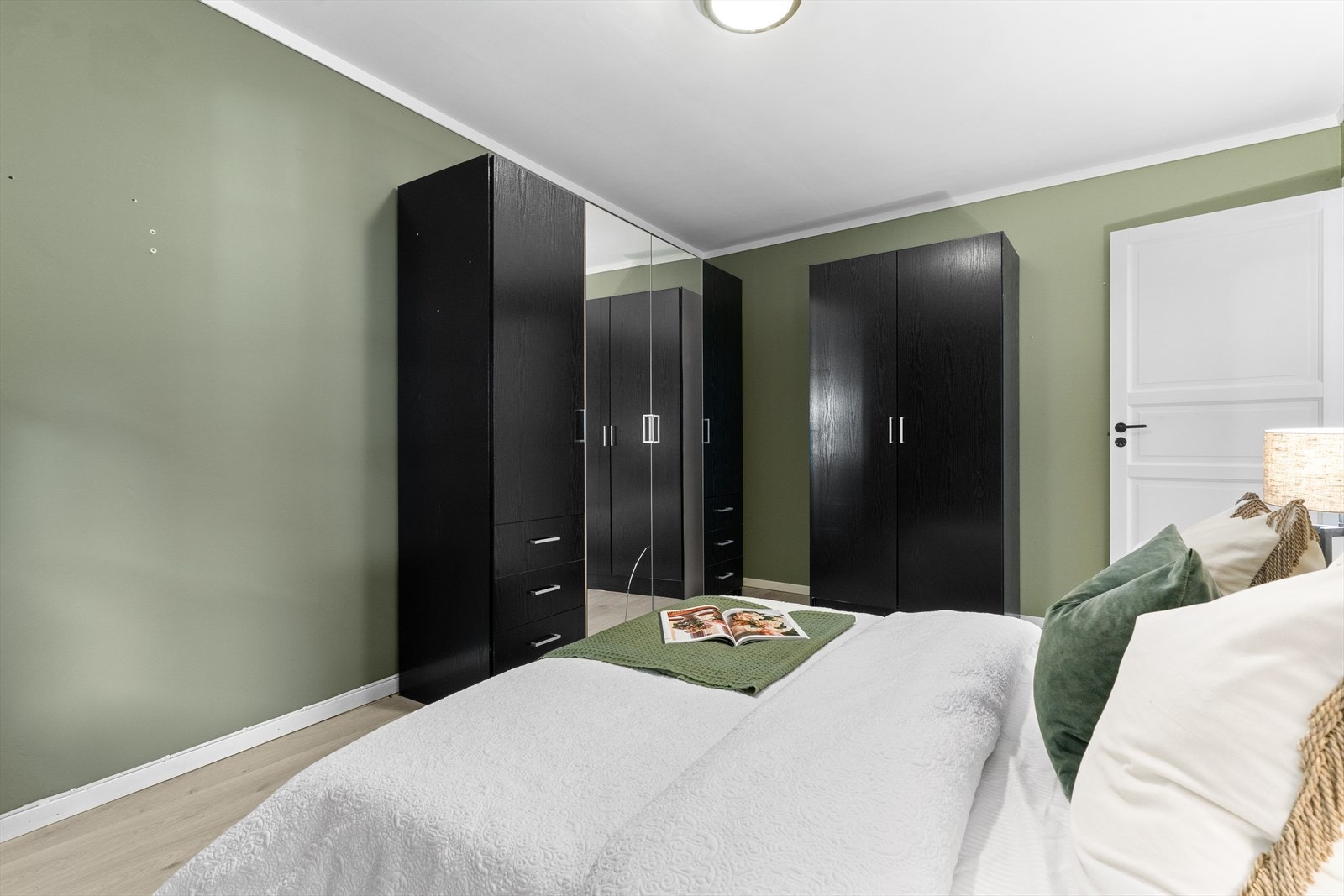 God plass til dobbeltseng og nattbord. Galleribilde