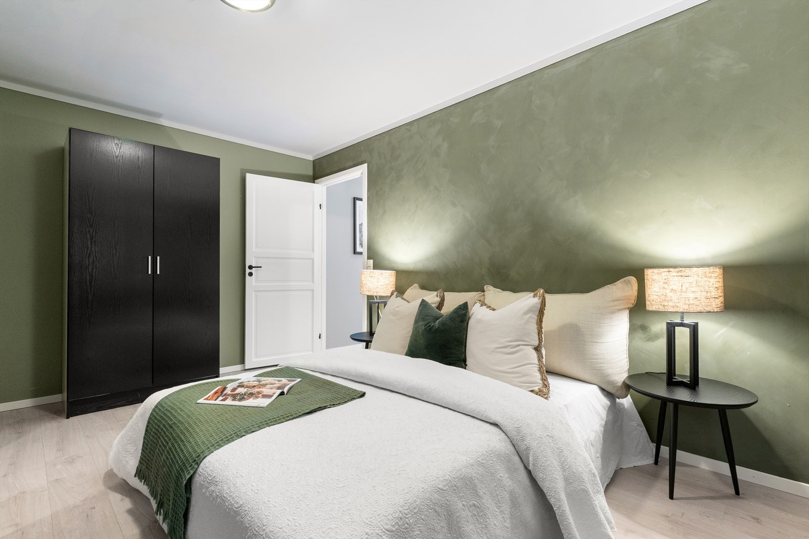 Hovedsoverommet er av god størrelse og har godt med garderobeskaper. Galleribilde