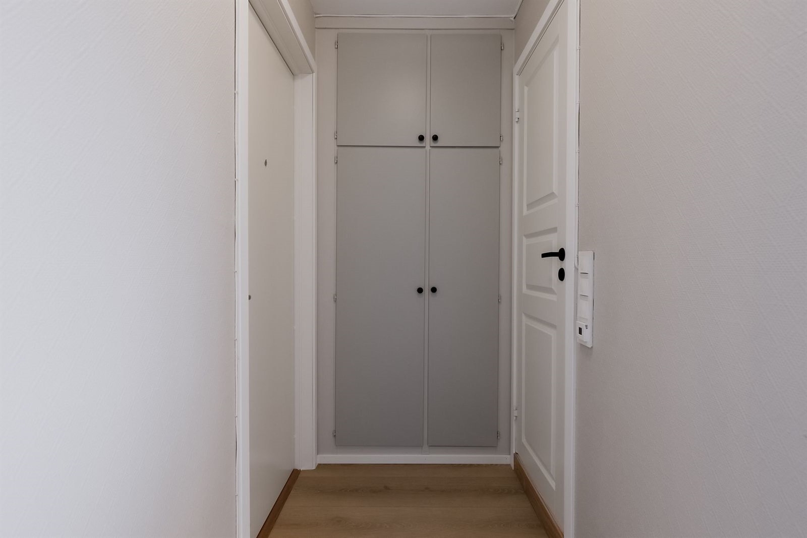 Innbydende gang med god plass til å henge fra seg yttertøy. Galleribilde