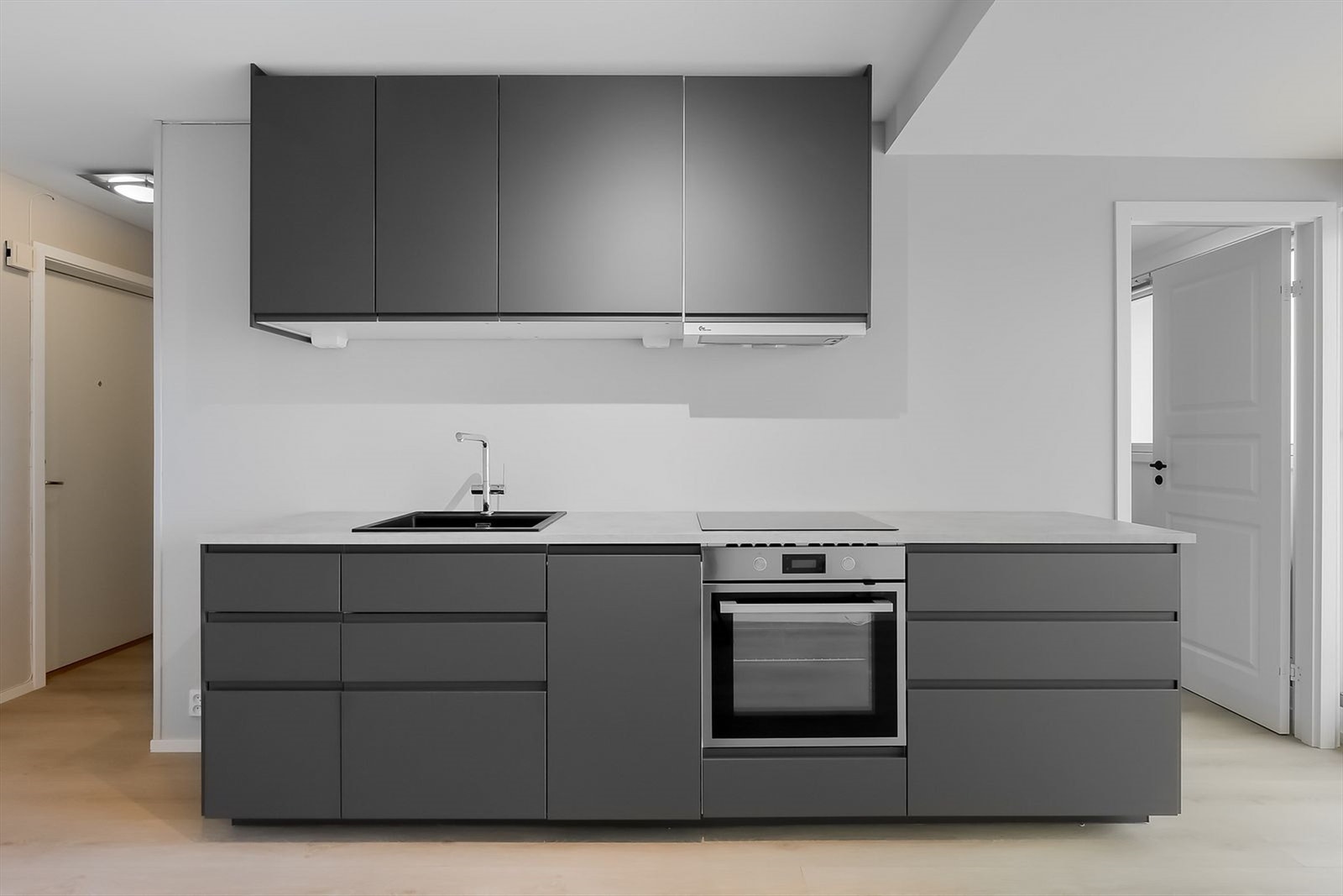 Åpen og moderne kjøkkenløsning med god skap- og benkeplass. Hvitevarer medfølger. Galleribilde