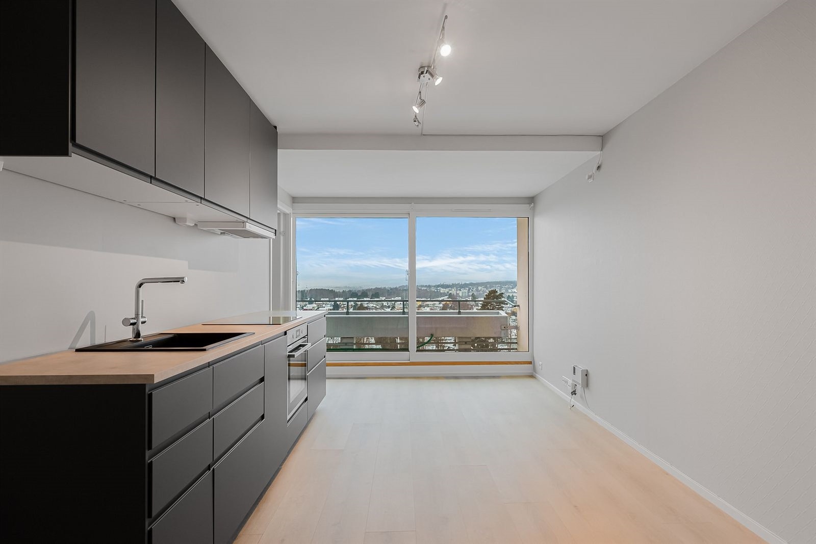 Flott stue med god plass til sofagruppe og store vindusflater som slipper inn rikelig med dagslys. Galleribilde