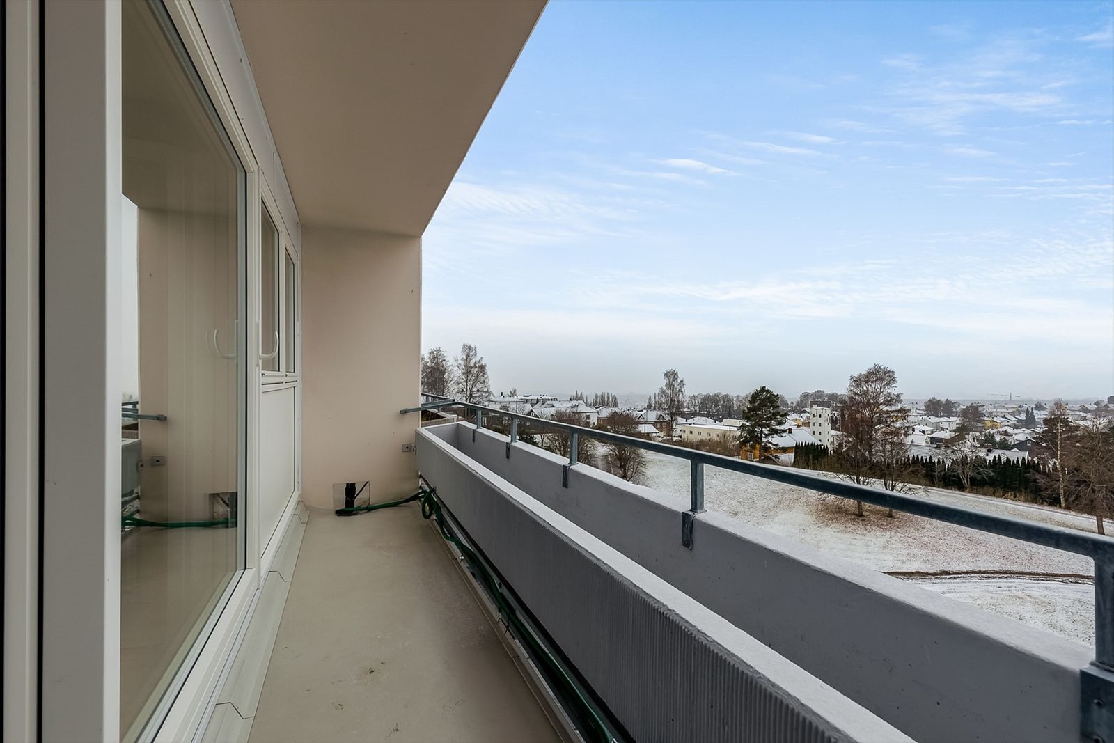 Fra stuen er det også adkomst til en balkong med fantastisk utsikt. Galleribilde