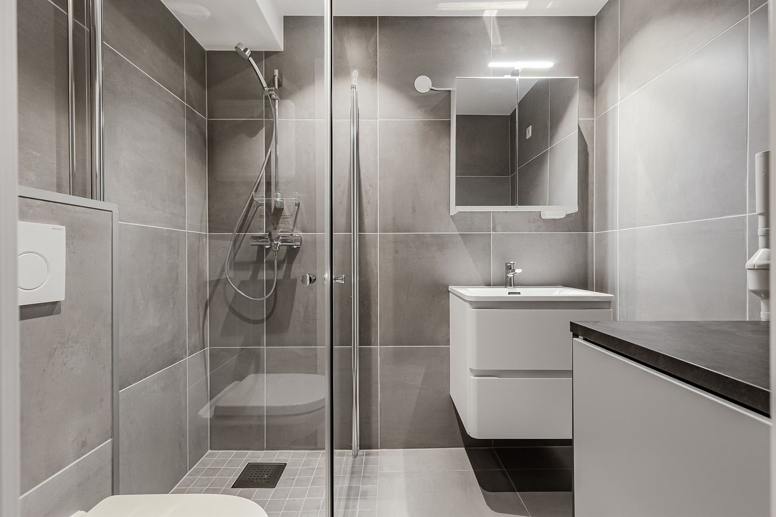 Baderommet er flislagt med varmekabler i gulv og downlights i himlingen. Galleribilde