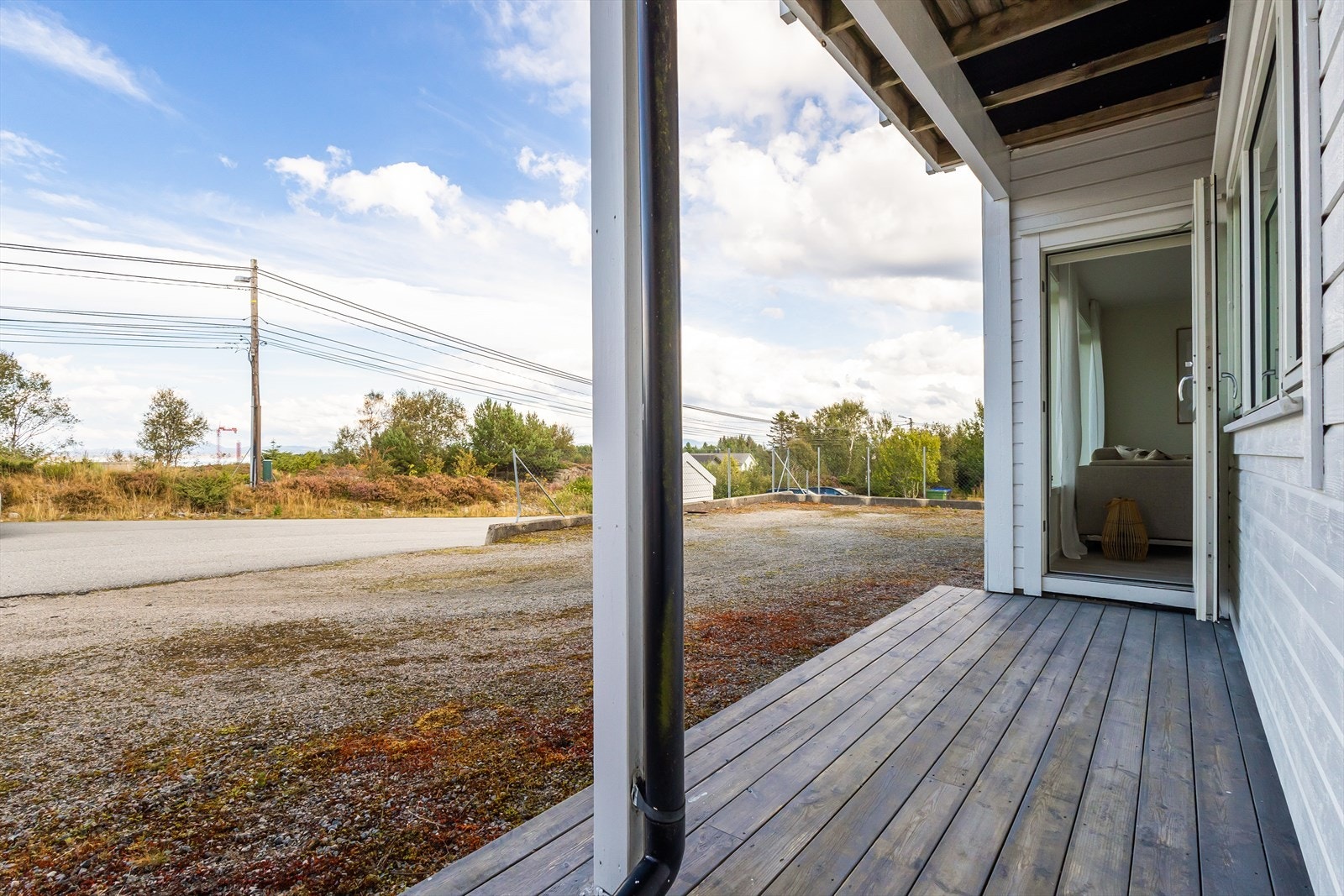 Fra stuen er det utgang til en nordvendt terrasse. Galleribilde