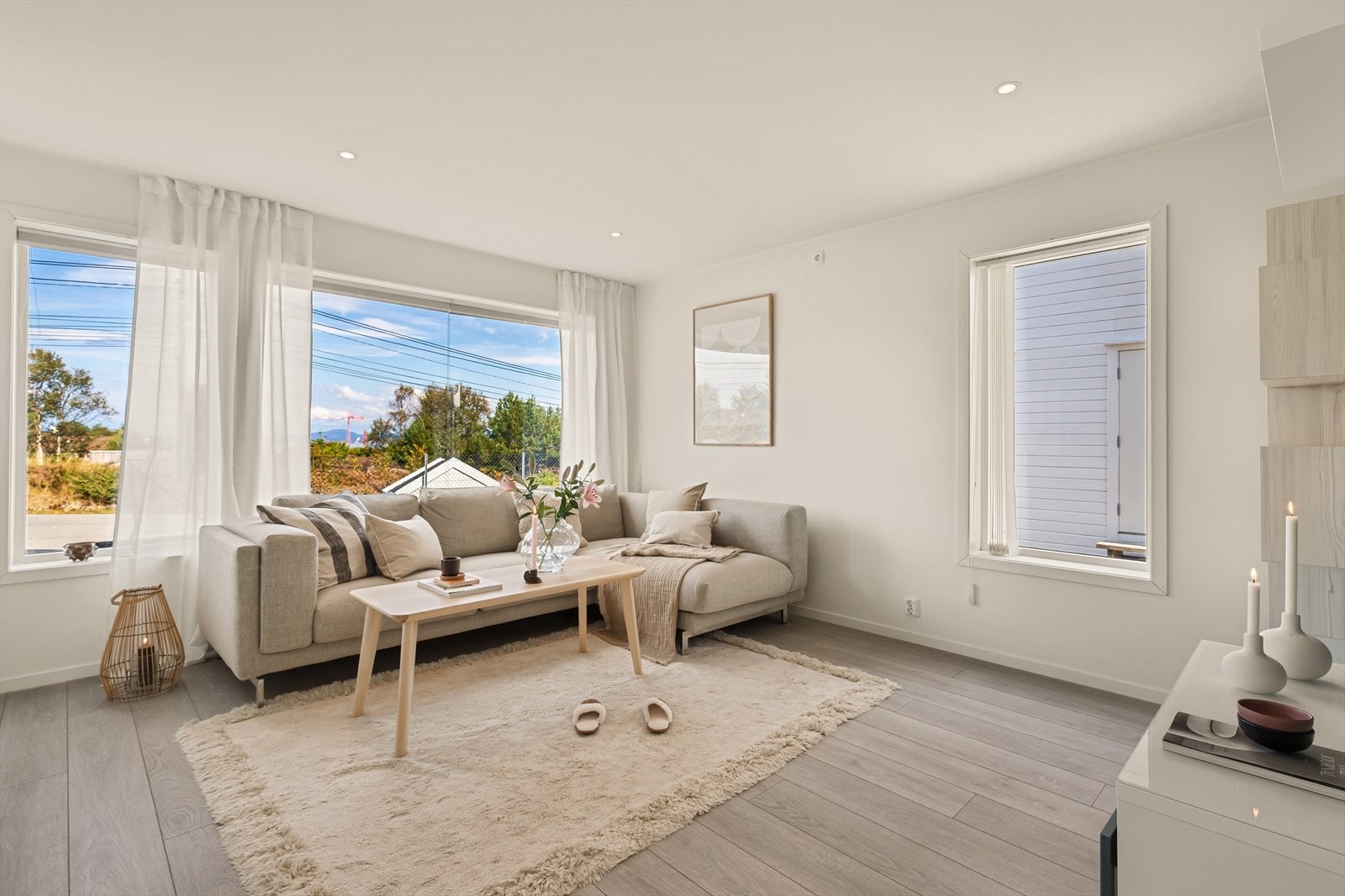 Leiligheten har en innbydende og åpen stue-/kjøkkenløsning som er delt inn i naturlige soner, noe som gir en god romfølelse og enkel møblering. Galleribilde