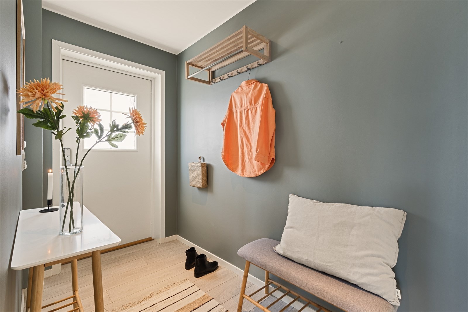Entréen gir et ryddig og innbydende førsteinntrykk når man kommer inn i leiligheten. Galleribilde