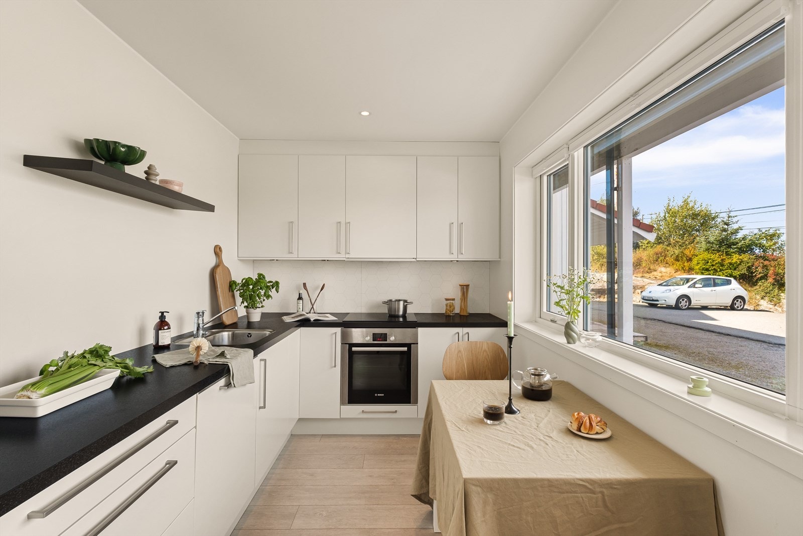 Innredningen er fra Sigdal med hvite, glatte fronter som gir et stilrent uttrykk. Galleribilde