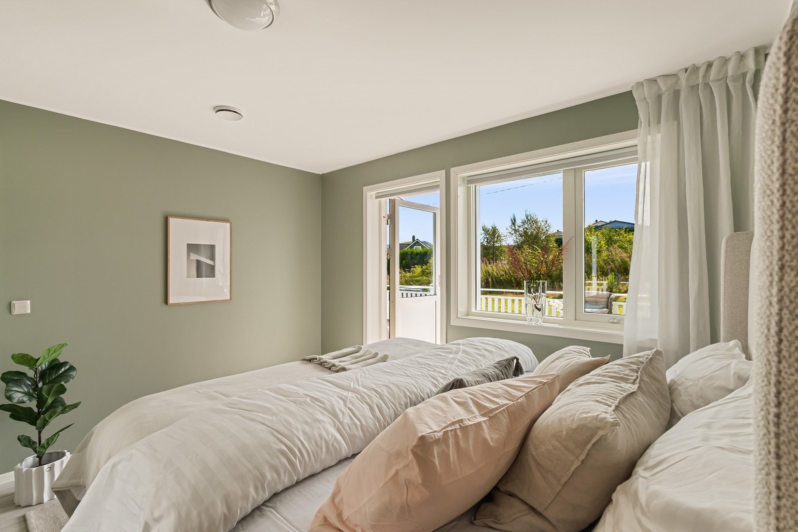 Fra hovedsoverommet har man også direkte utgang til den store sørvendt terrasse med svært gode solforhold gjennom store deler av dagen. Galleribilde