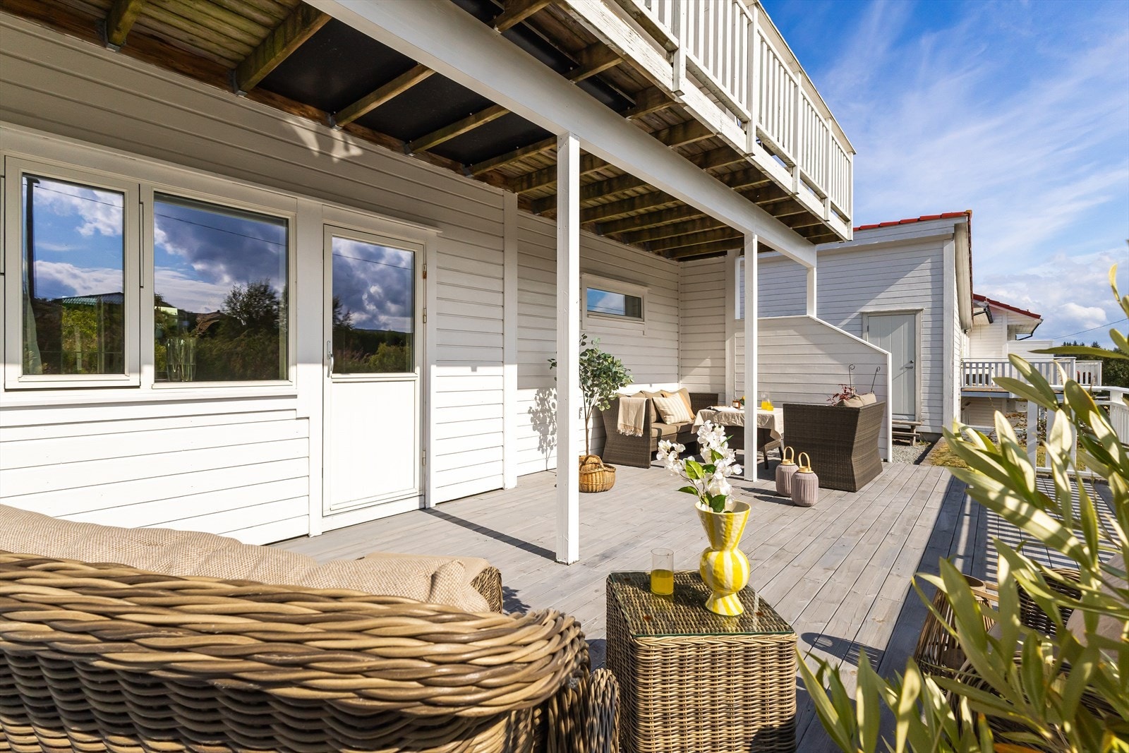 Her er det god plass til hagemøbler, grill og ulike soner - perfekt for både avslapping og sosiale sammenkomster på varme sommerdager. Galleribilde