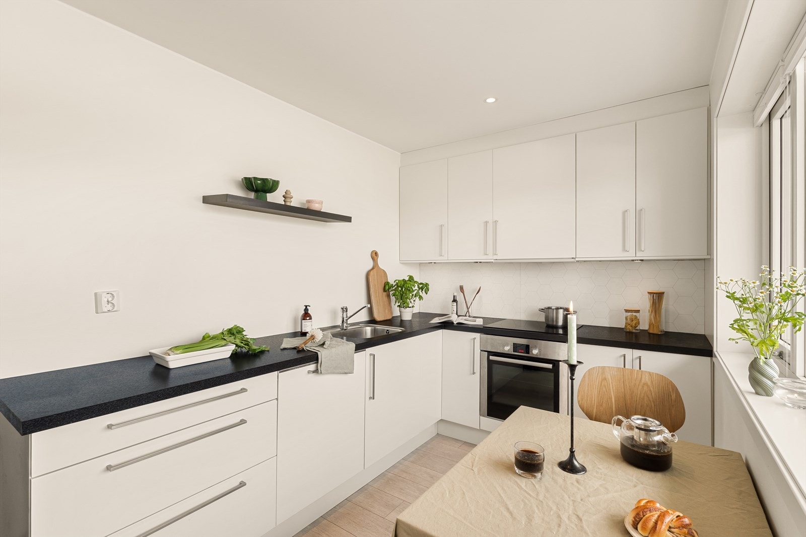 Kjøkkenet er romslig og funksjonelt, med rikelig benke- og skapplass. Galleribilde