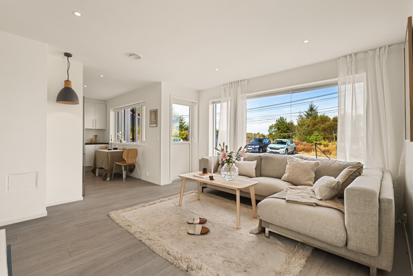 Stuen har store vindusflater som slipper inn rikelig med naturlig lys og skaper en lys og trivelig atmosfære. Galleribilde