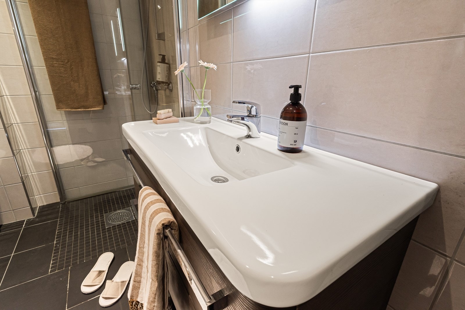 Et delikat baderom som kombinerer både funksjon og komfort. Galleribilde