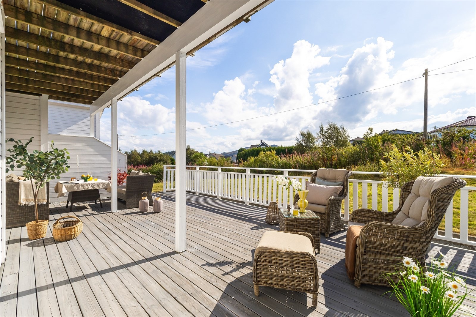 Leiligheten har en stor og flott terrasse. Galleribilde