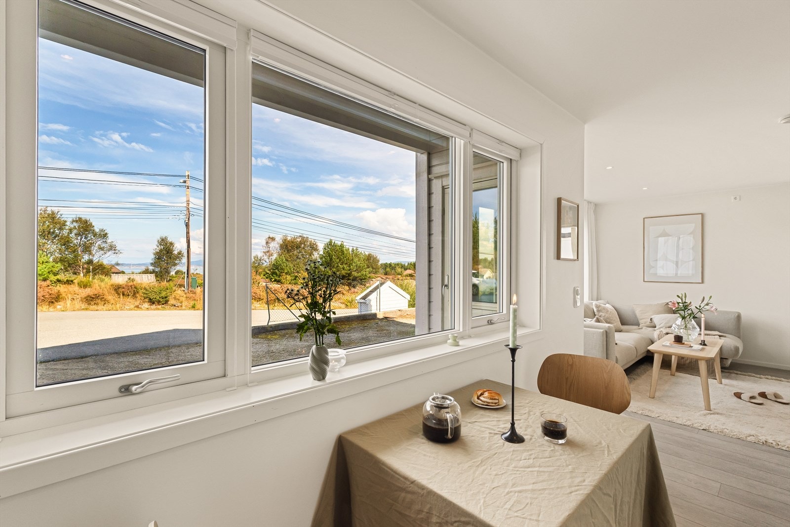 Rommet har store vindusflater som slipper inn rikelig med naturlig lys og skaper en lys og trivelig atmosfære. Galleribilde