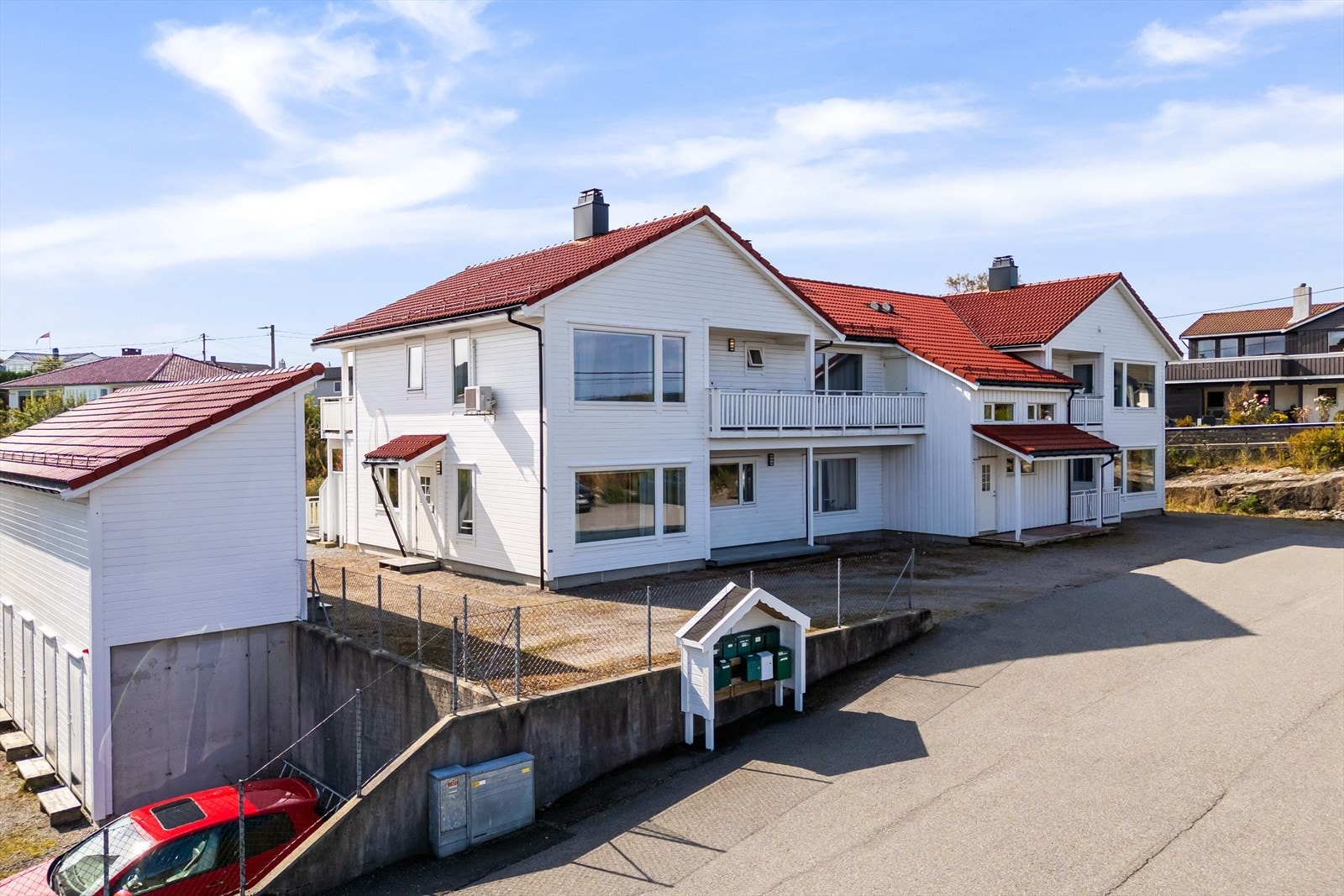 Innen kort avstand finner du flere barnehager, dagligvarebutikker, apotek, legekontor, helsestasjon og treningssenter. Galleribilde