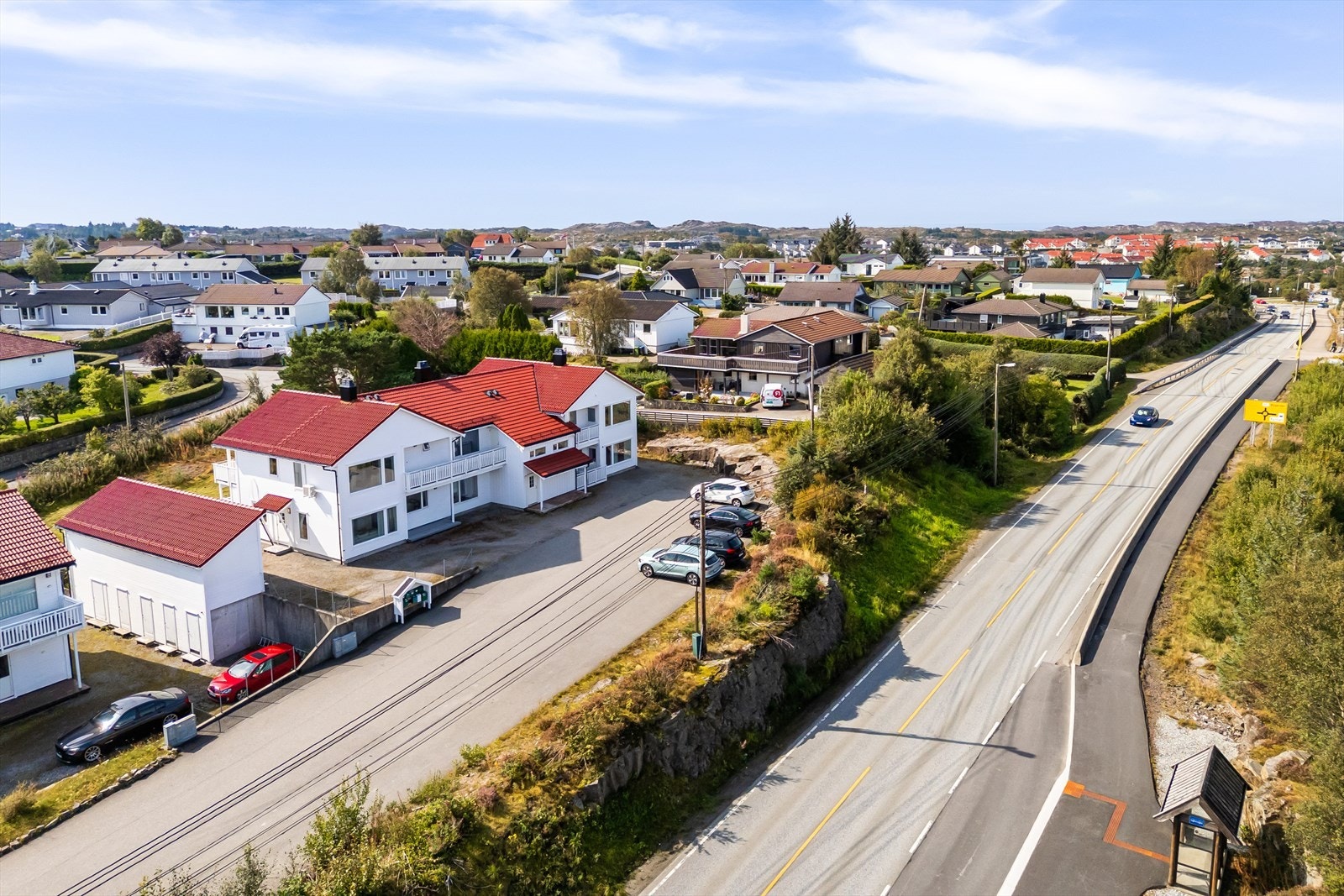 Denne innbydende leiligheten har en attraktiv og praktisk beliggenhet i et etablert og barnevennlig område på Ågotnes. Galleribilde