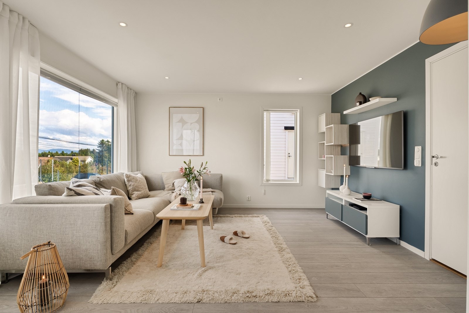 Innvendig er det lagt slitesterkt laminatgulv. Vegger og himling består av malte gipsplater i lyse fargetoner, som gir et moderne og tidløst preg. Galleribilde