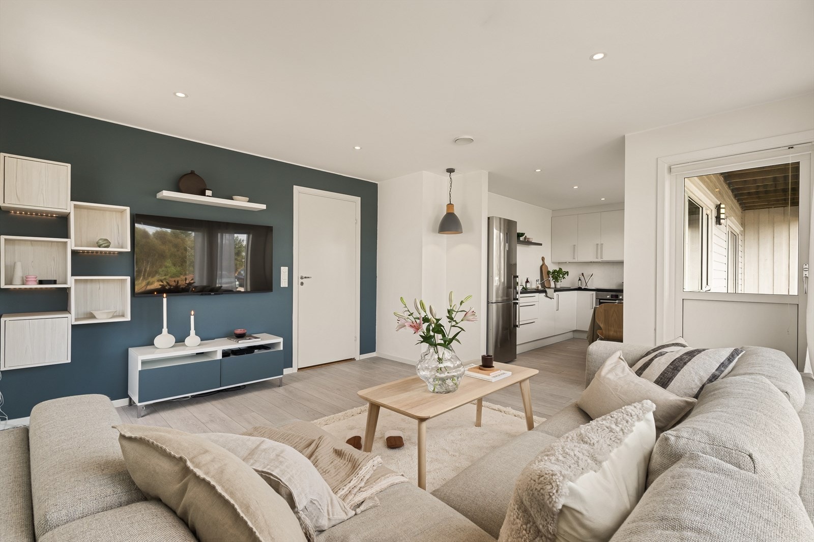 Legg merke til downlights i taket. Galleribilde