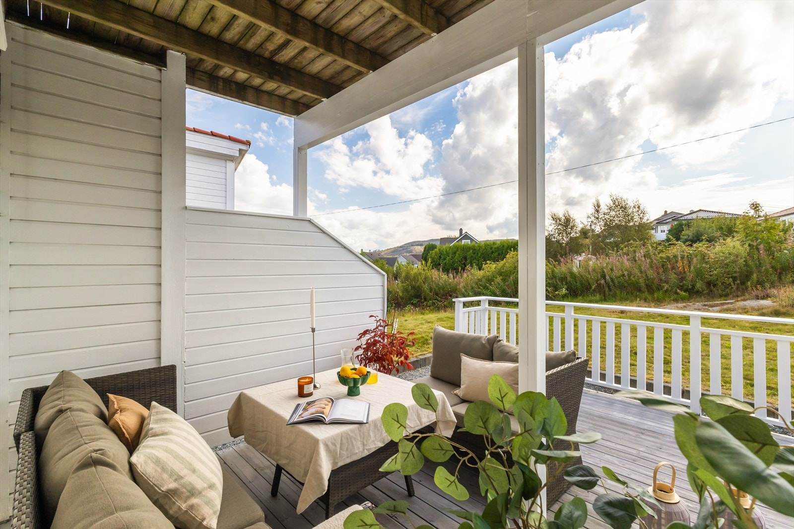 Man kan gå direkte fra terrassen og ut i hagen. Galleribilde