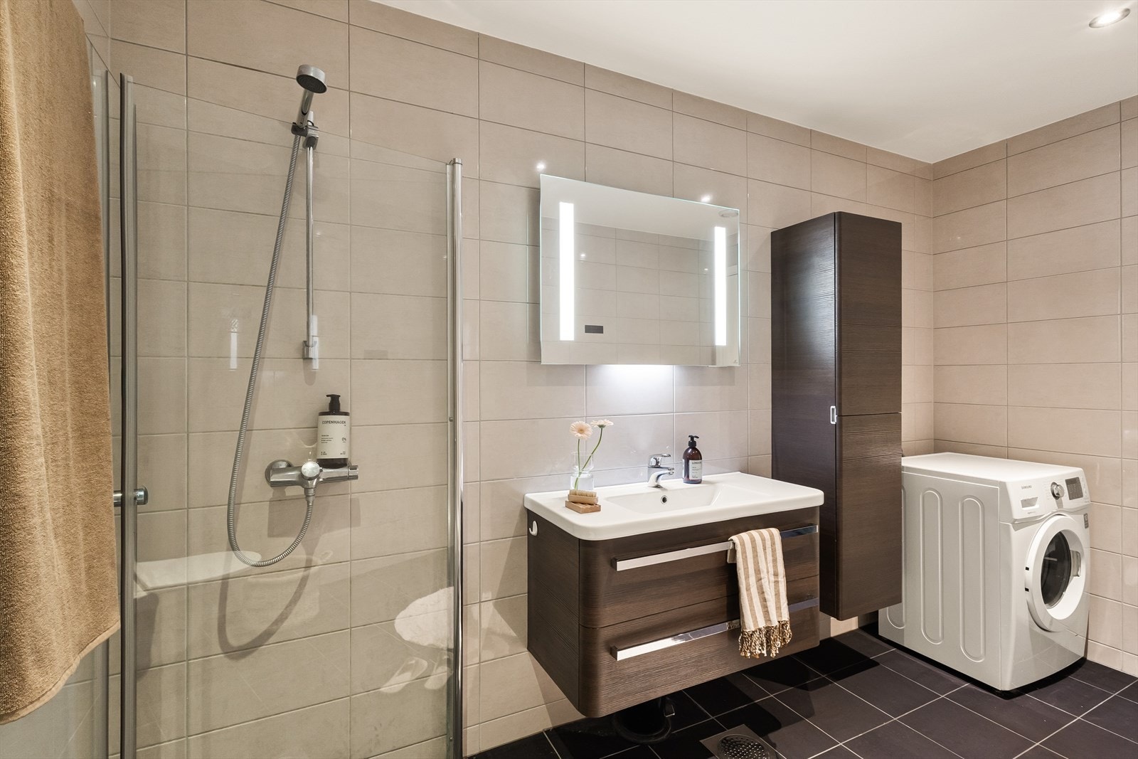 Her finner du en innredning med heldekkende servant, underskap og sideskap som gir gode oppbevaringsmuligheter. Galleribilde