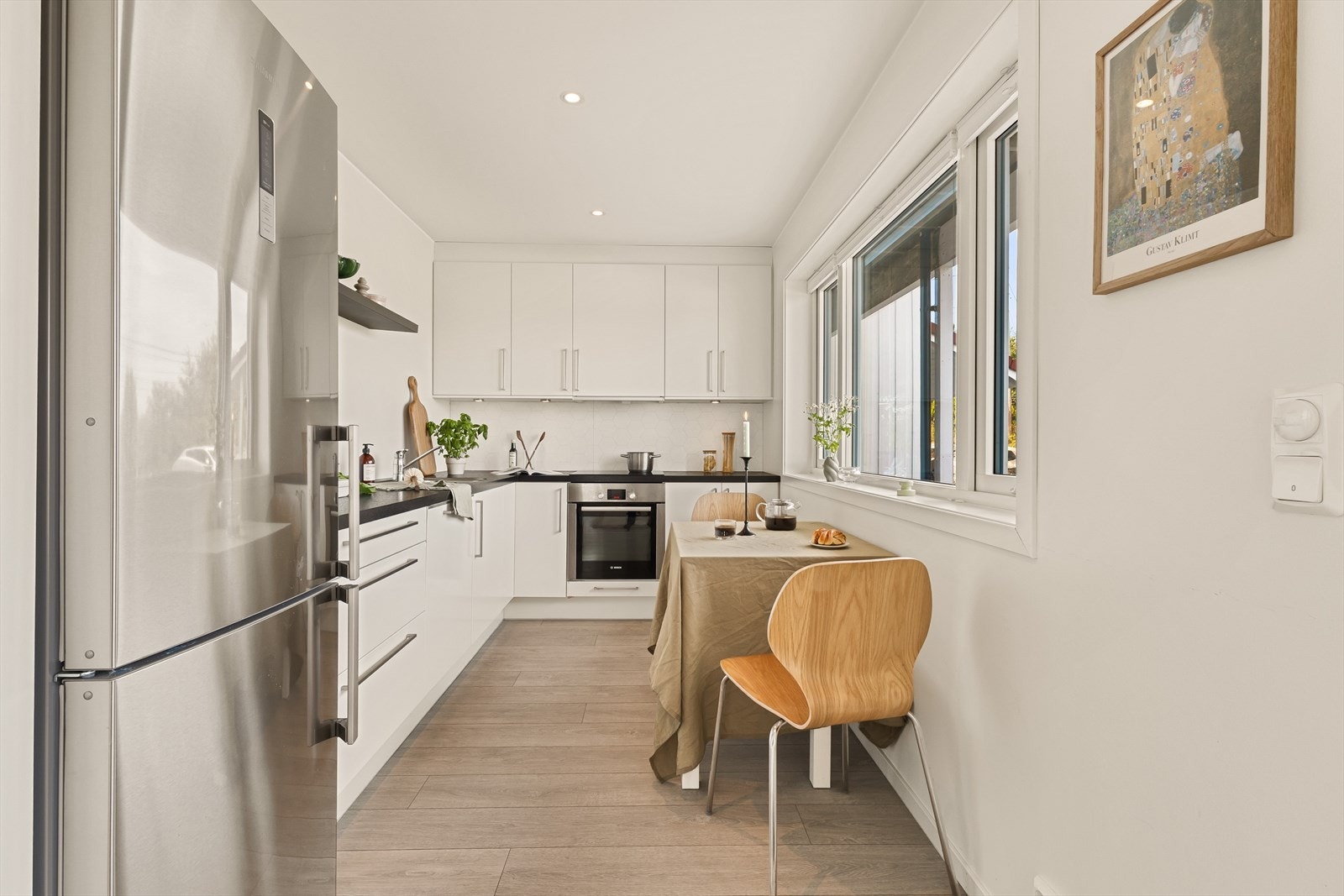 Her er det også plass til et lite kjøkkenbord for hyggelige måltider eller en uformell frokostplass. Galleribilde