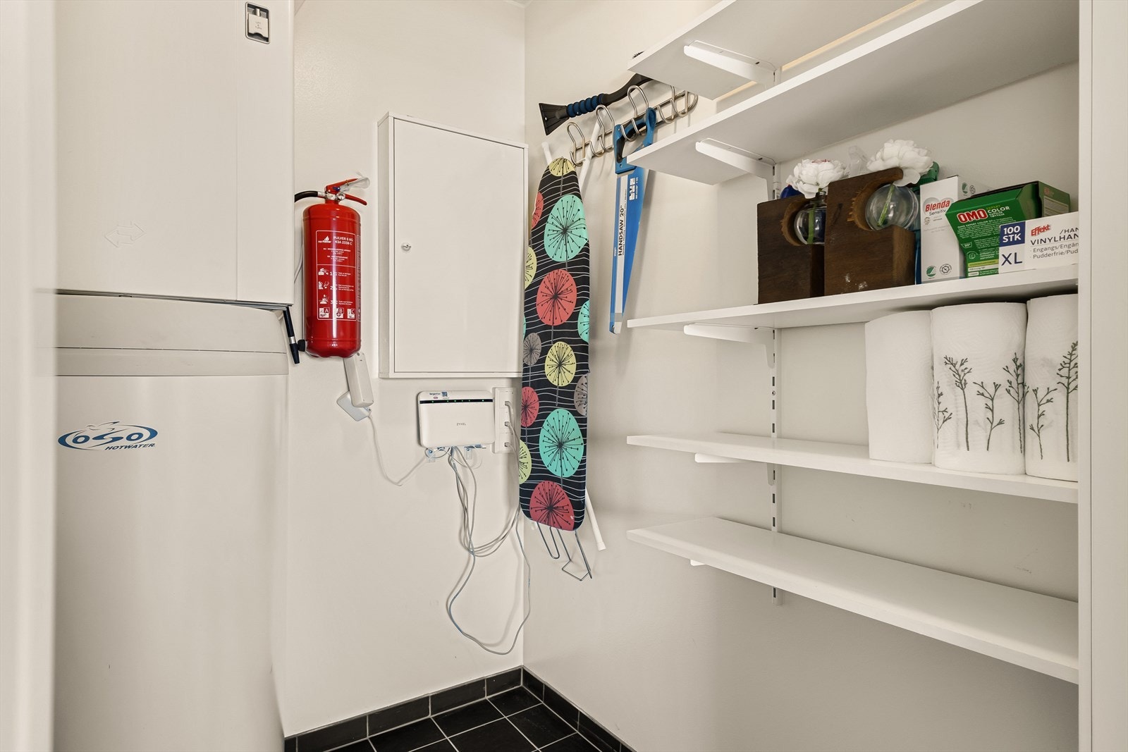 Leiligheten har godt med lagringsplass fordelt på en innvendig bod og en ekstern bod. Galleribilde