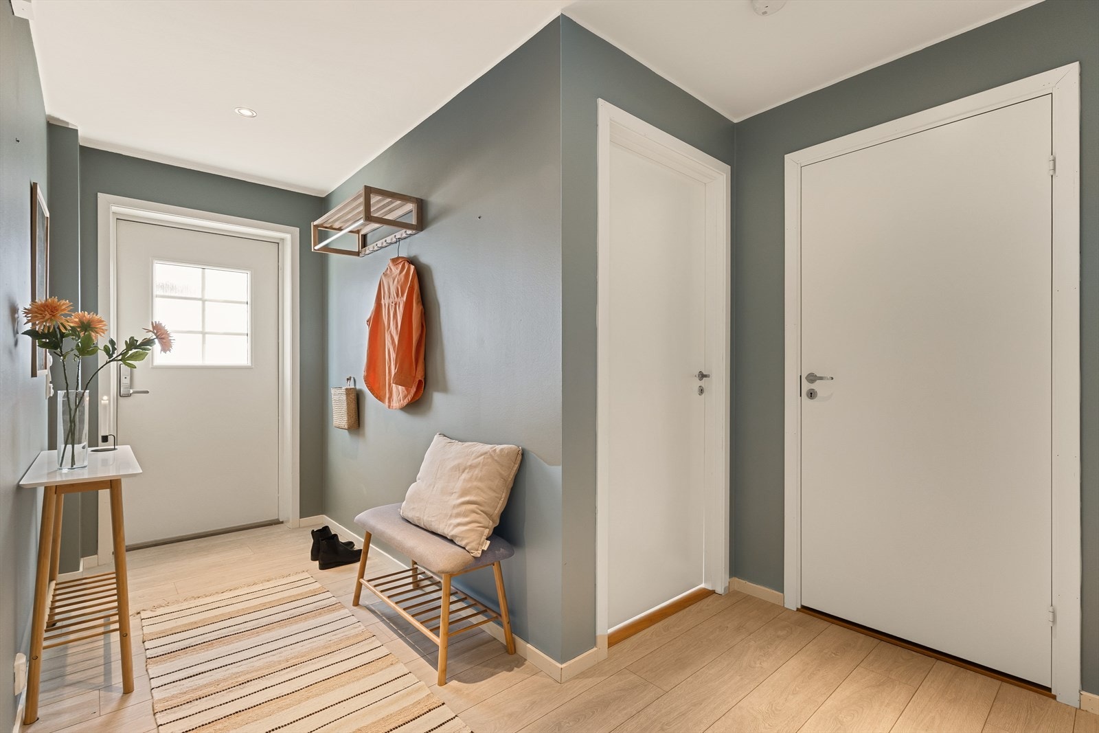 Entréen er romslig og praktisk utformet, med plass til å henge fra seg yttertøy og sette sko. Galleribilde