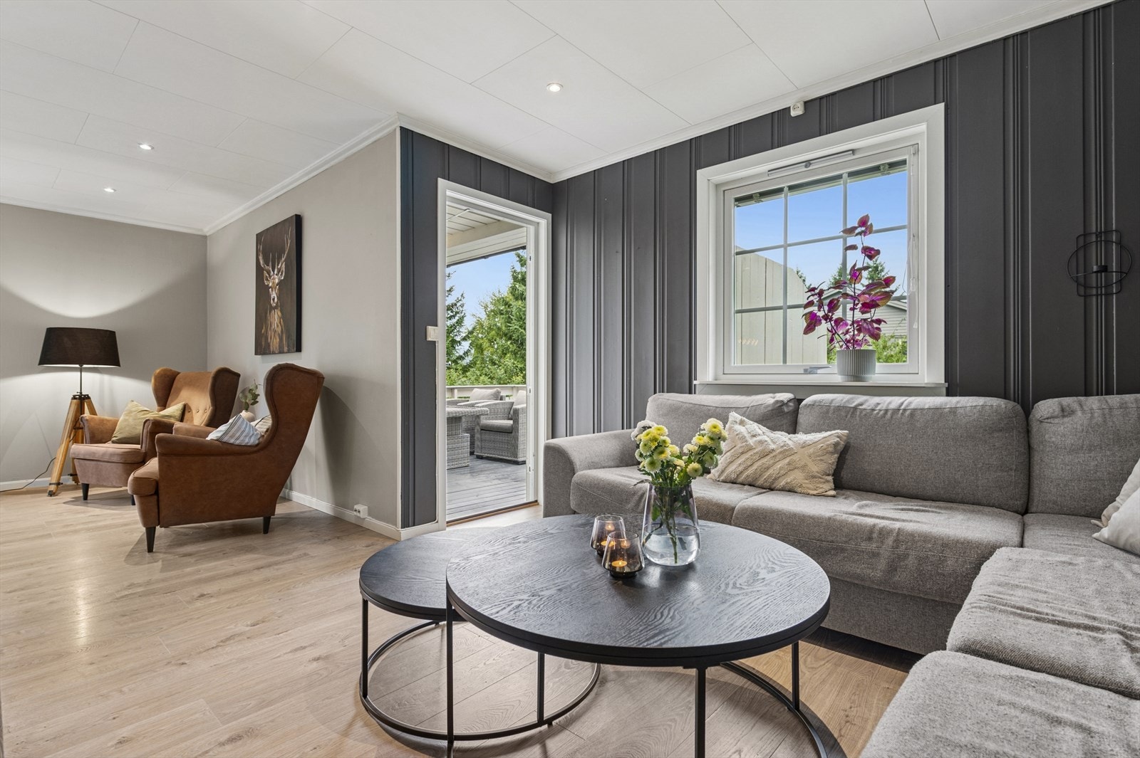 Fra stuen er det direkte utgang til terrassen. Galleribilde