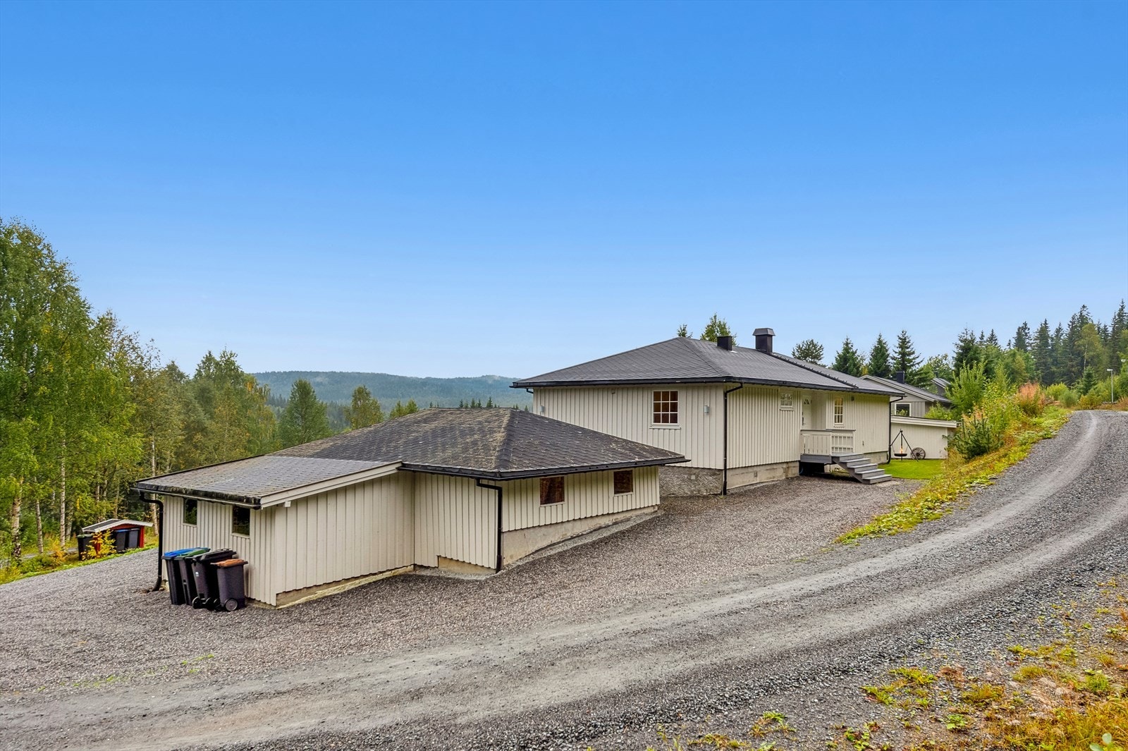 Det er ca. 17 km til Hov, ca. 14 km til Raufoss og ca. 24 km til Gjøvik, noe som gir enkel tilgang til både lokale fasiliteter og større byer. Galleribilde