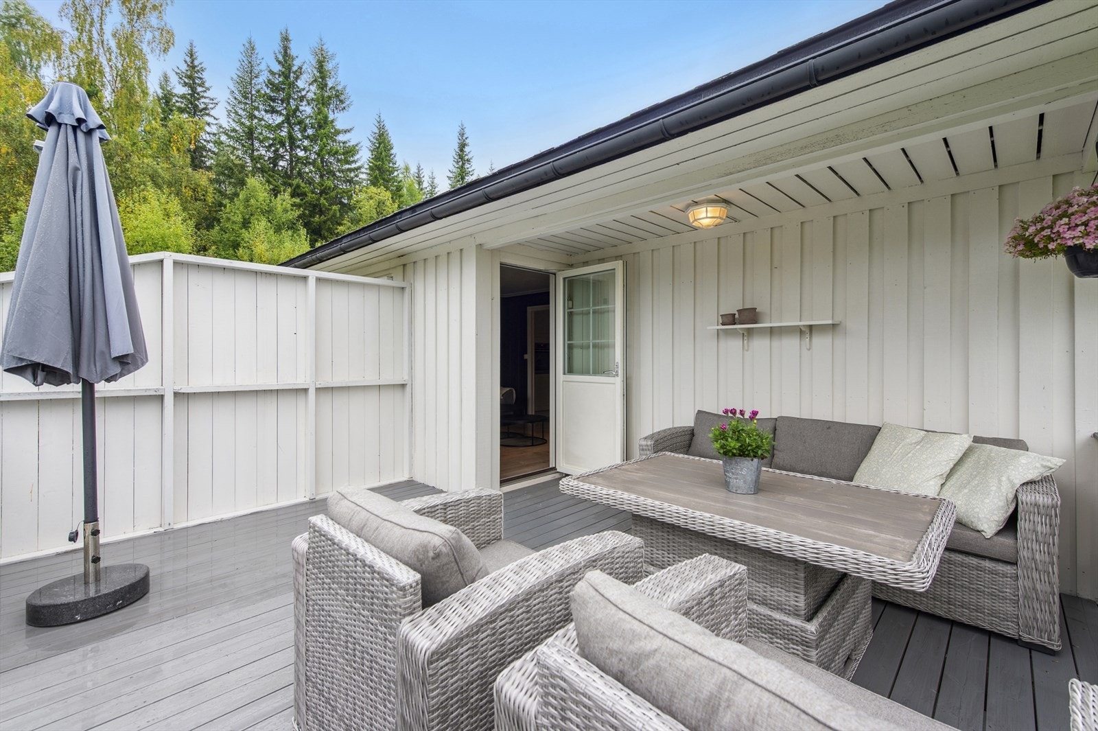 Fra stuen er det direkte utgang til en vestvendt terrasse med delvis takoverbygg - perfekt for avslapping og sosiale sammenkomster. Galleribilde