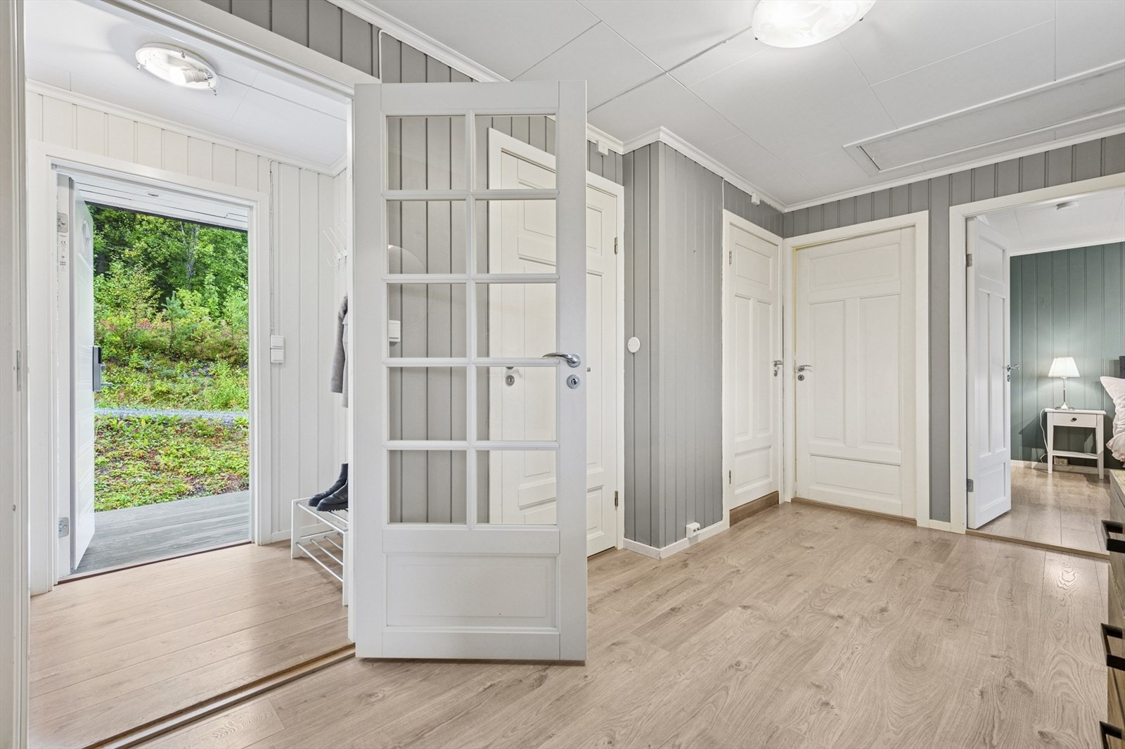 Entré med plass til oppbevaring av yttertøy og sko. Galleribilde