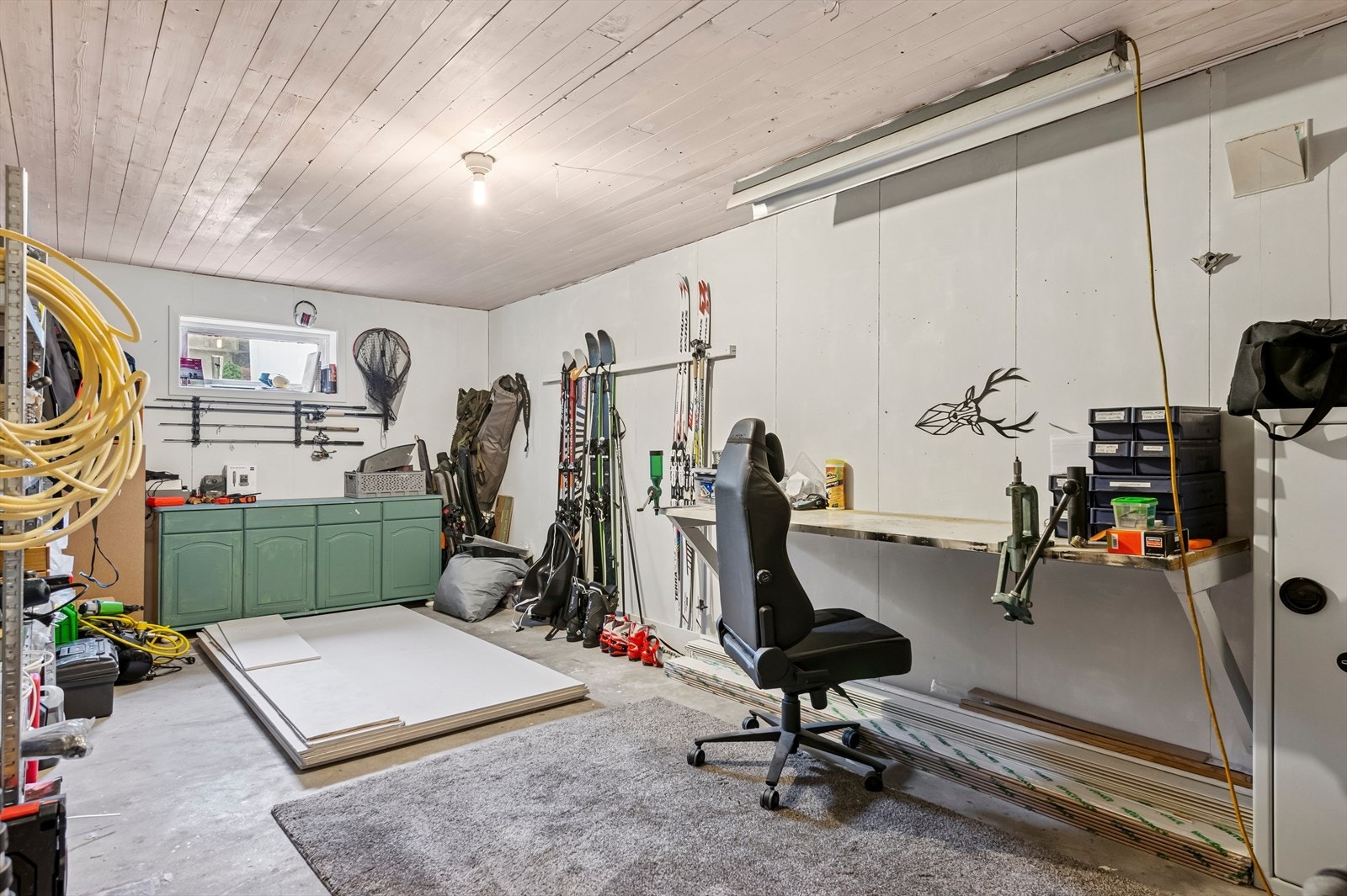 To innvendige boder i kjelleretasjen gir svært gode lagringsmuligheter. Galleribilde