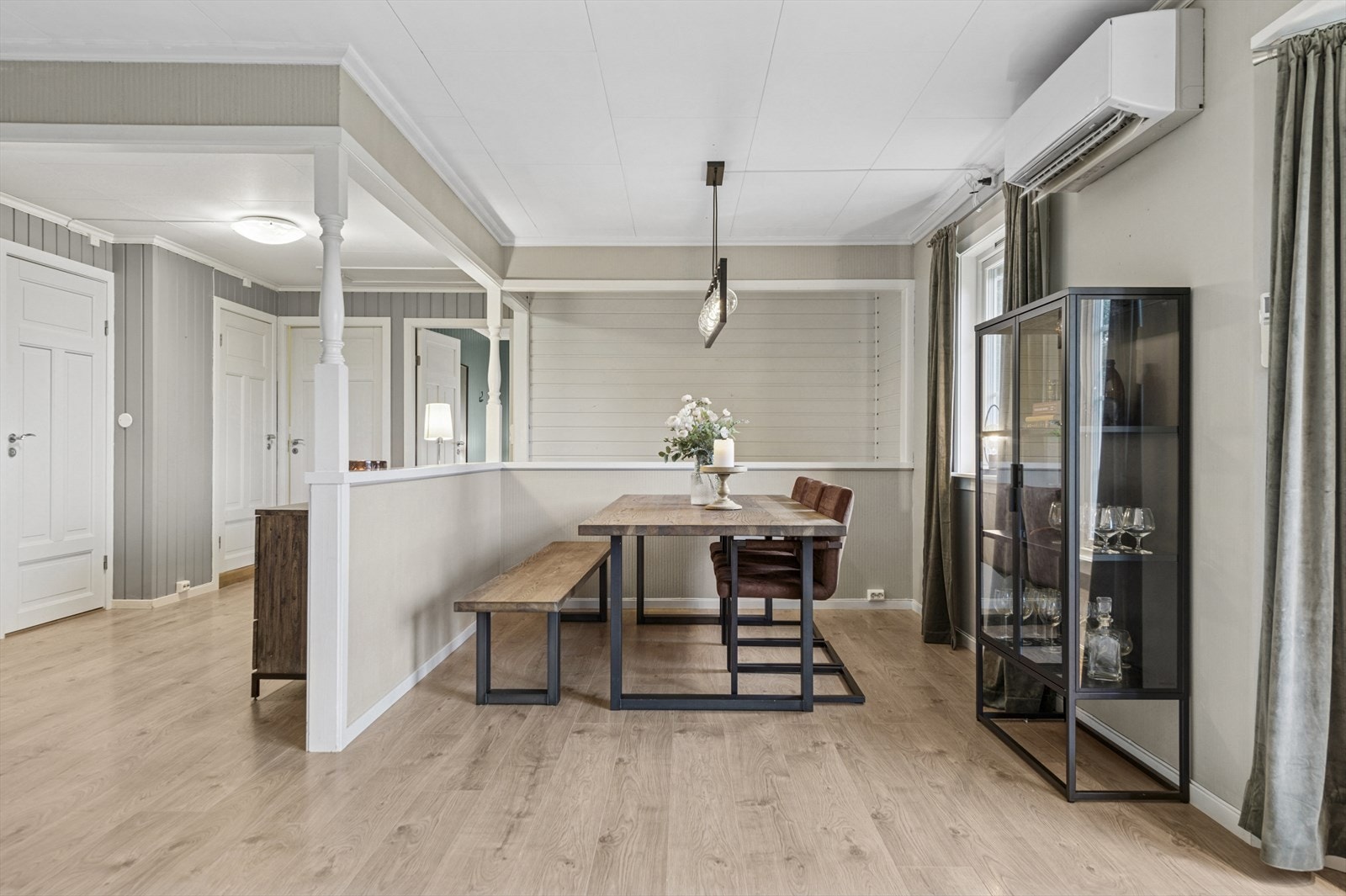 Det er god plass til en hyggelig spisegruppe. Galleribilde