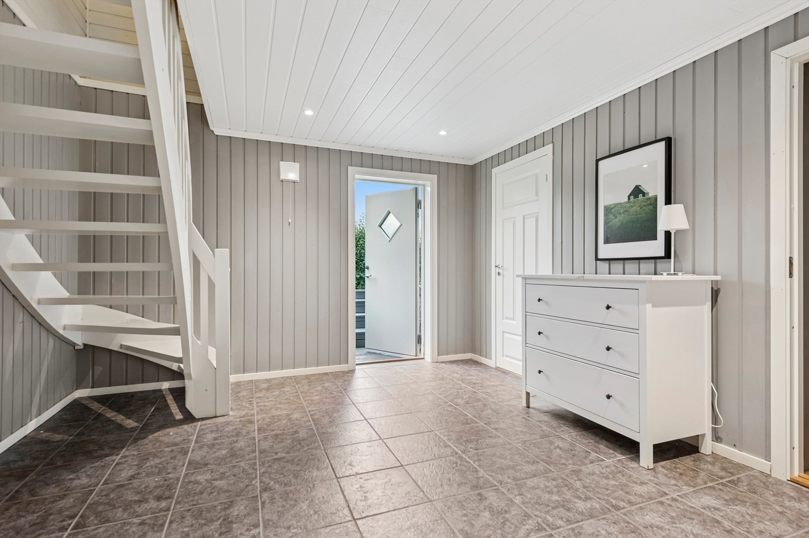 Kjellergangen har egen utvendig adkomst, noe som gir praktisk tilgang til underetasjen. Galleribilde
