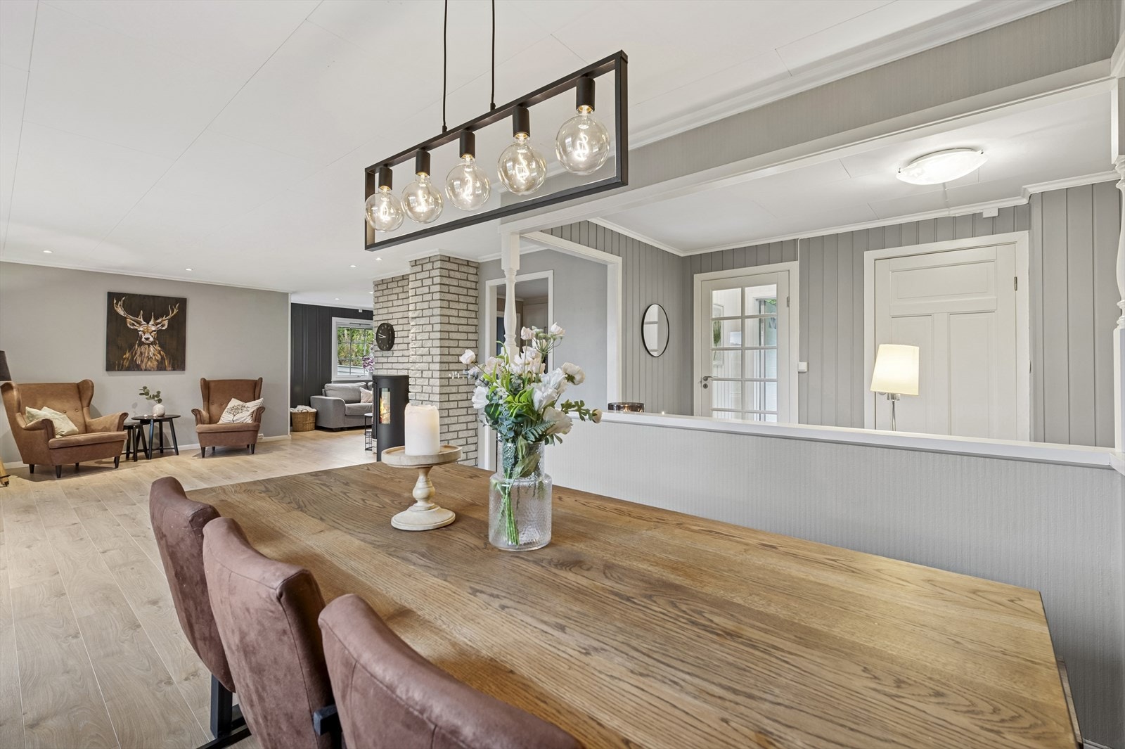 Stuen er utstyrt med en stemningsfull peisovn som gir ekstra varme og hygge på kjølige dager, samt en luft-til-luft varmepumpe for effektiv oppvarming. Galleribilde