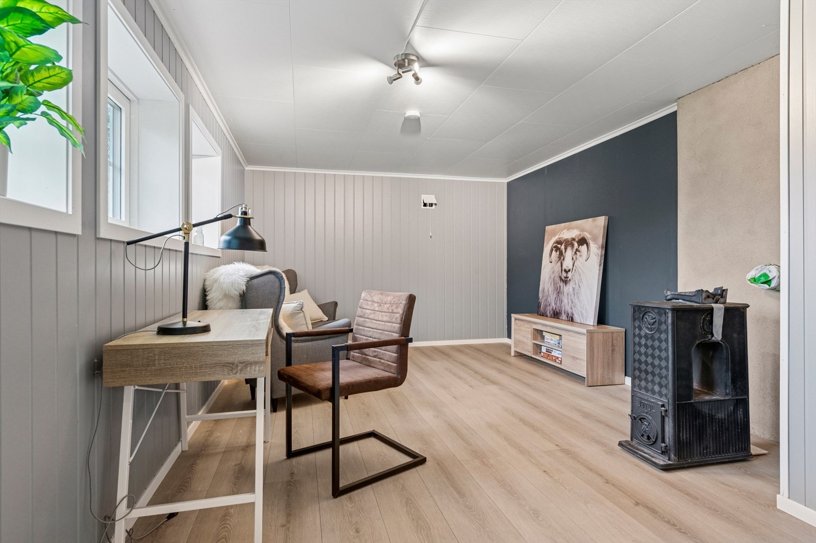 Koselig kjellerstue med god plass til lek, avslapping og familietid. Galleribilde