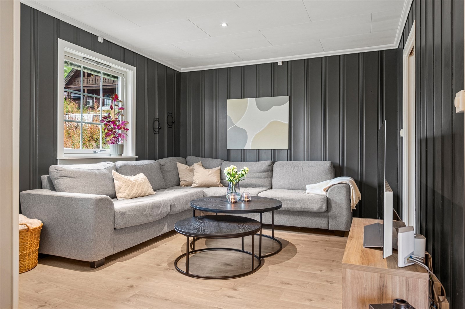 Deler av stuen har en naturlig og innbydende utforming som egner seg perfekt for innredning med sofagruppe og TV. Galleribilde