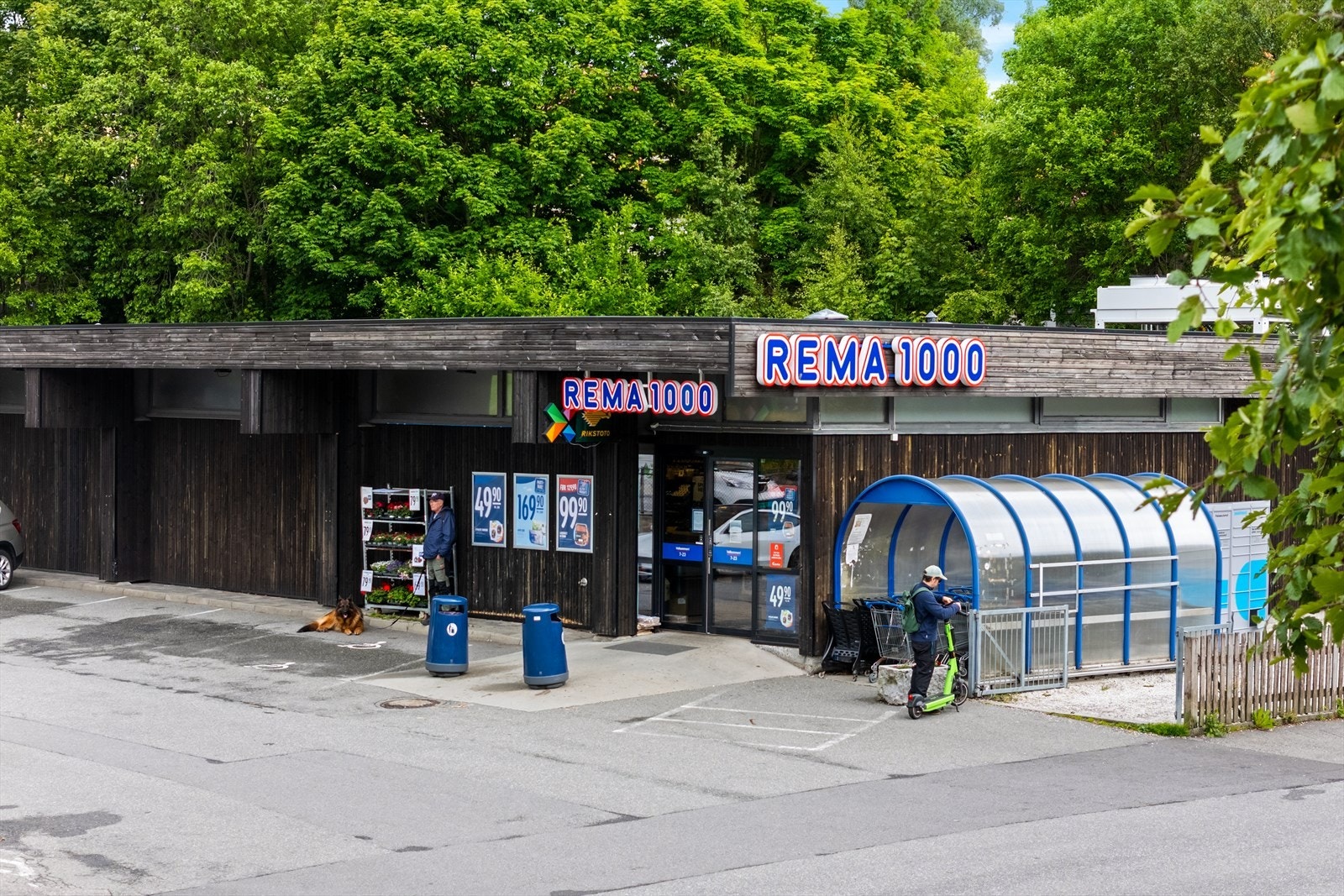 Her kan man nesten følge med på tilbudene fra balkongen! Galleribilde