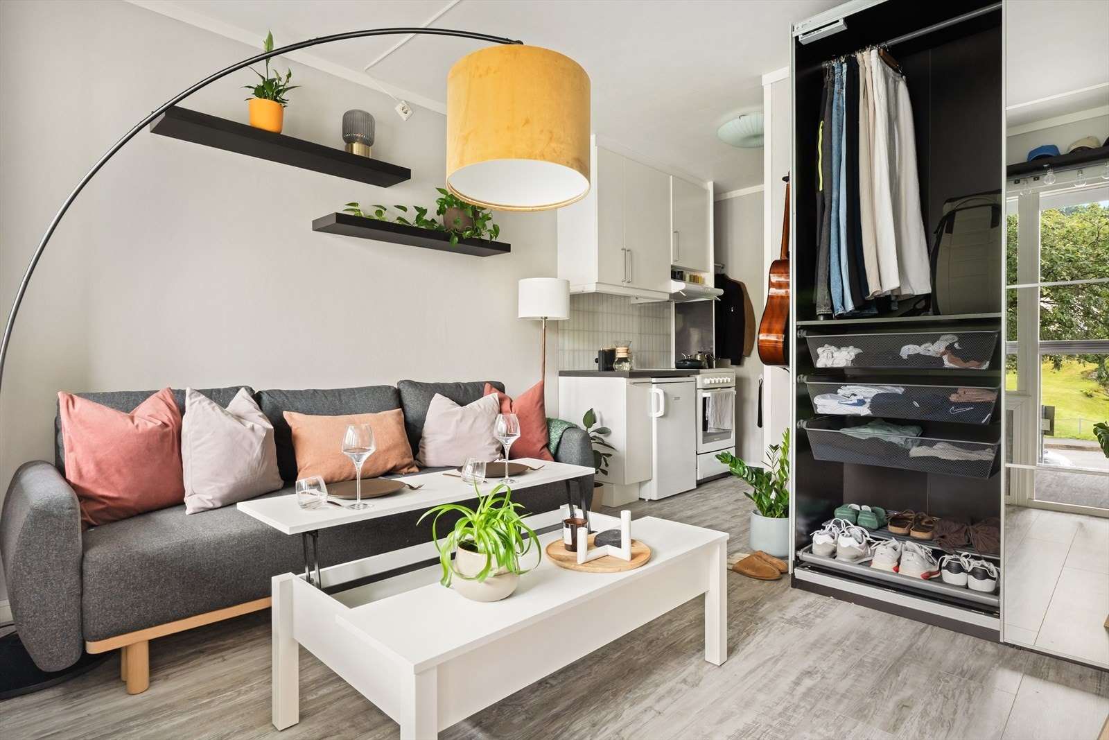 Slik leiligheten er møblert i dag får du maksimalt ut av alle soner - her har man sofakrok og spiseplassen i ett på en svært funksjonell måte. Galleribilde