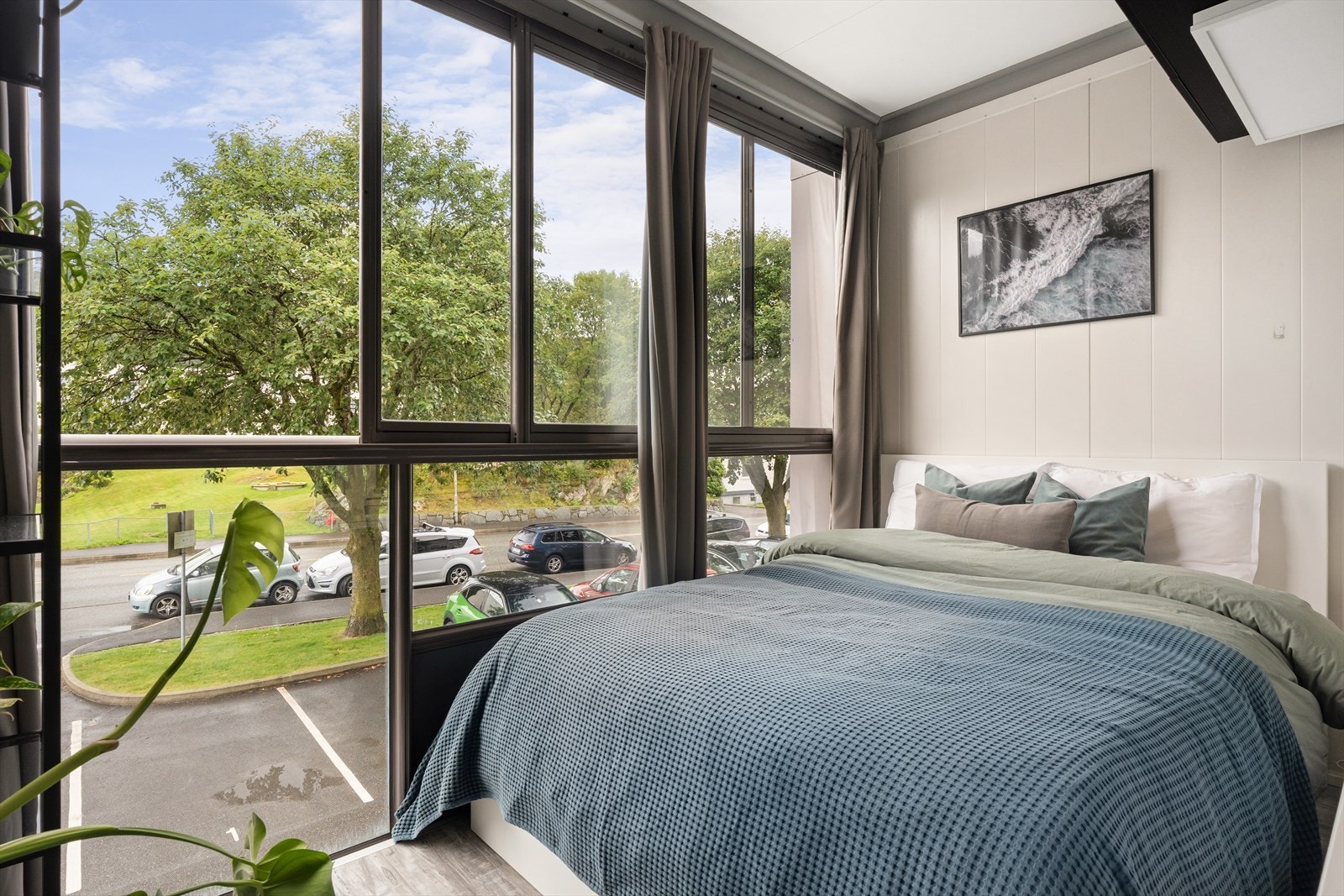 Stor innvendig balkong, praktisk innredet med stor dobbeltseng og hylleløsning. Galleribilde