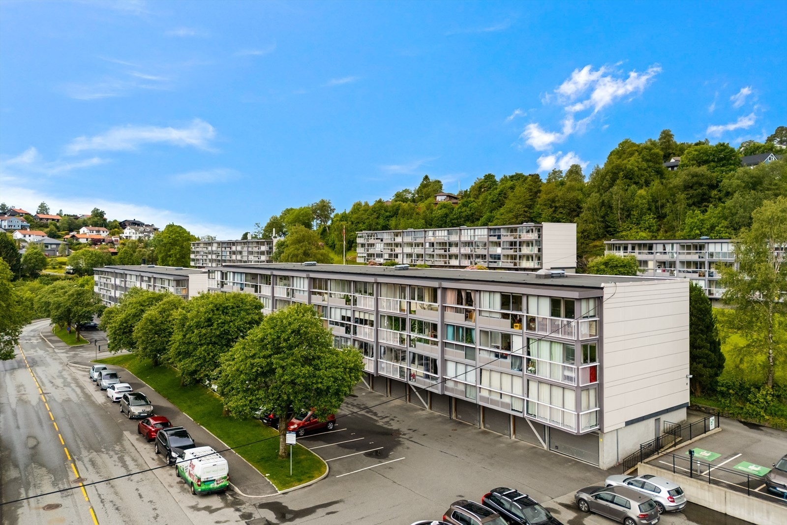 Borettslaget har 60 garasjeplasser som tildeles etter venteliste og ansiennitet, samt 120 parkeringsplasser. Galleribilde