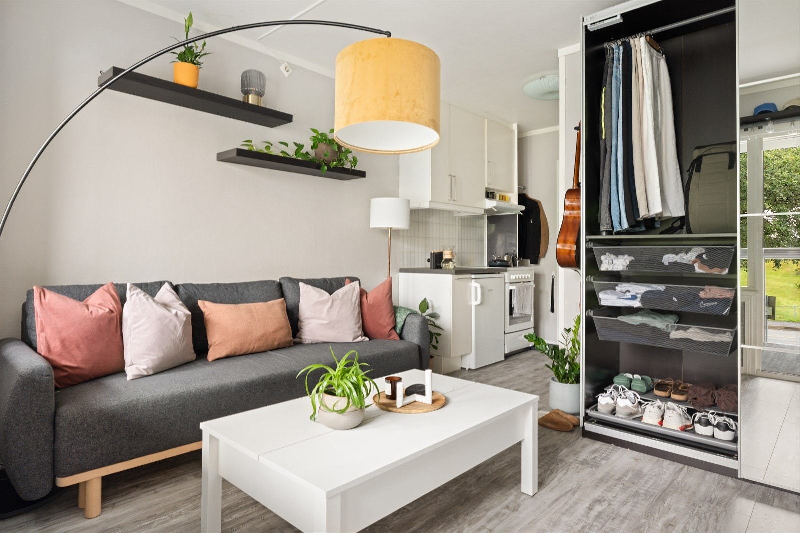 Leiligheten har også en stor garderobe med speilfront som gir godt med både lys og oppbevaring. Stuen ligger i en åpen løsning med kjøkkenet, og sørger for en sosial tilværelse! Galleribilde