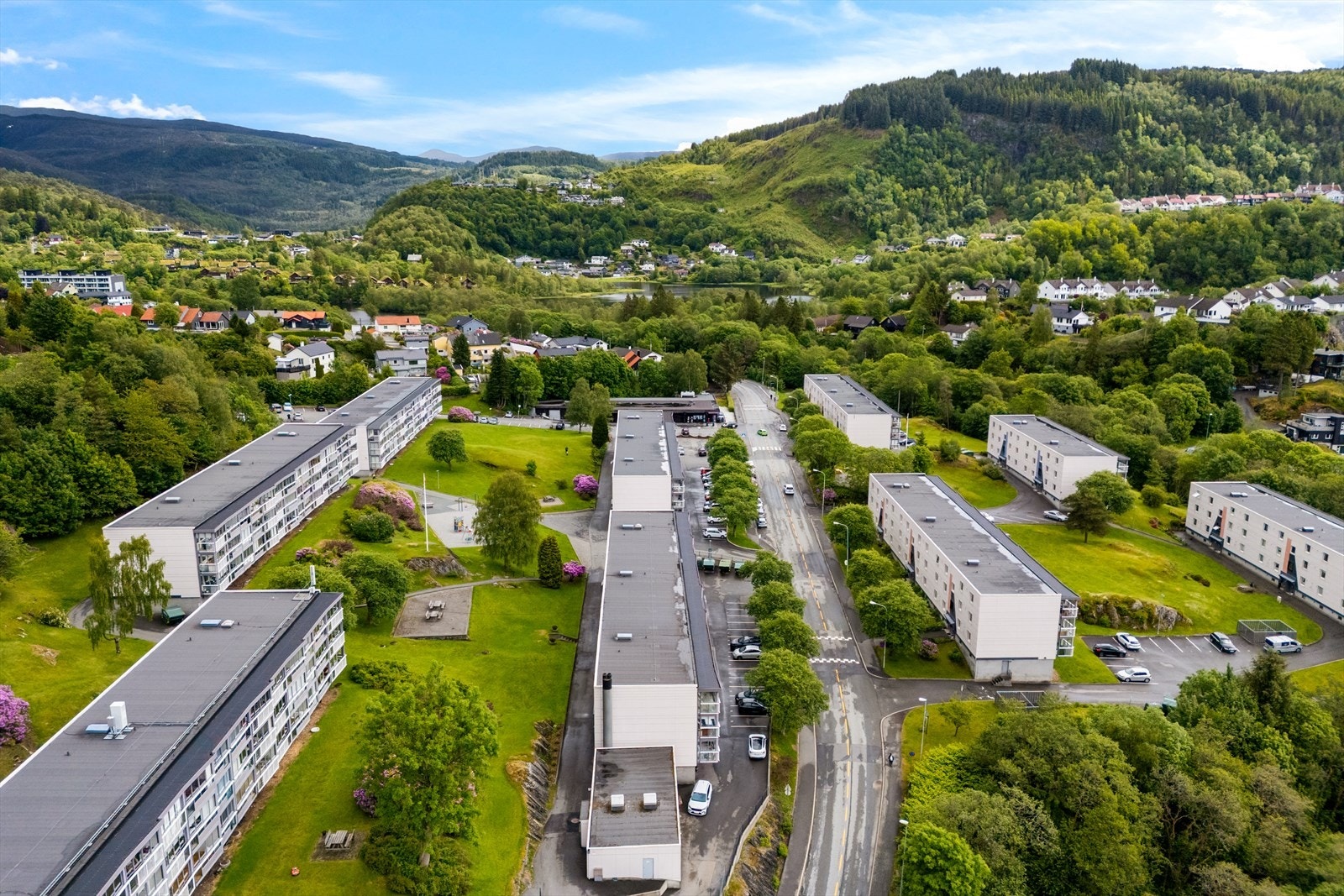 Godt med luft mellom byggene, og egen butikk med Rema 1000 kant i kant med tomten. Galleribilde