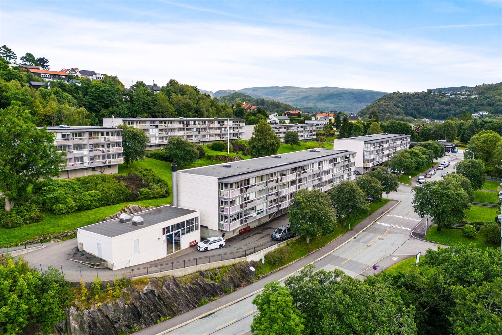 Det er godt opparbeidede uteområder med lekeplass og prydbeplantning. Velkommen på visning! Galleribilde